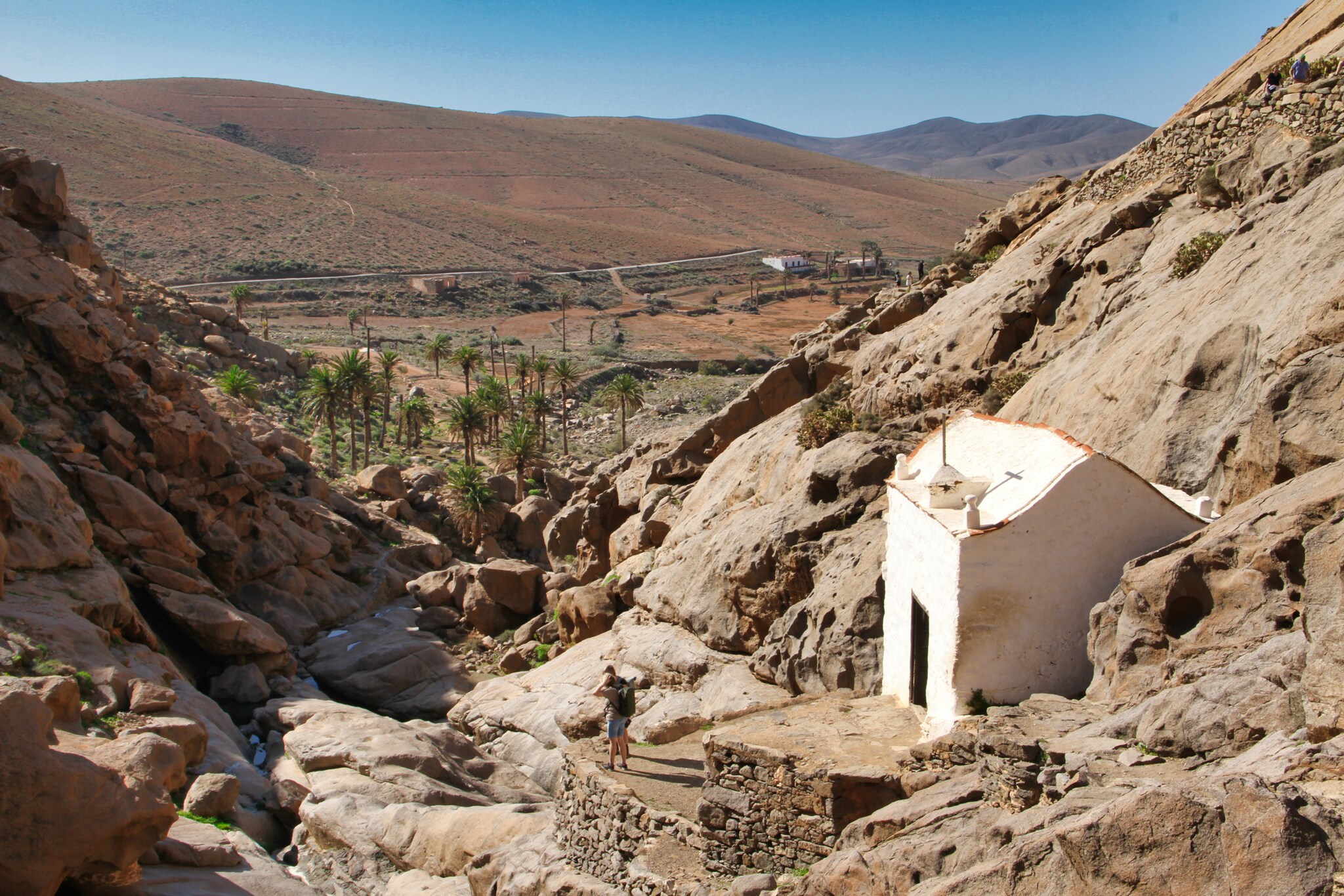 Felsenlandschaft mit kleiner Kirche an Wanderweg auf Fuerteventura