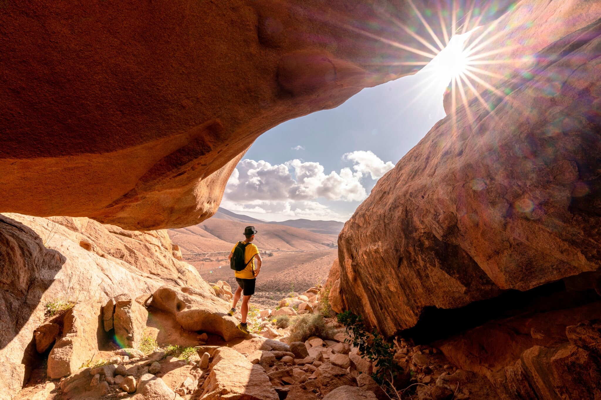 Wanderer auf Fuerteventura blickt auf eine Felsenlandschaft Wanderer auf Fuerteventura blickt auf eine Felsenlandschaft