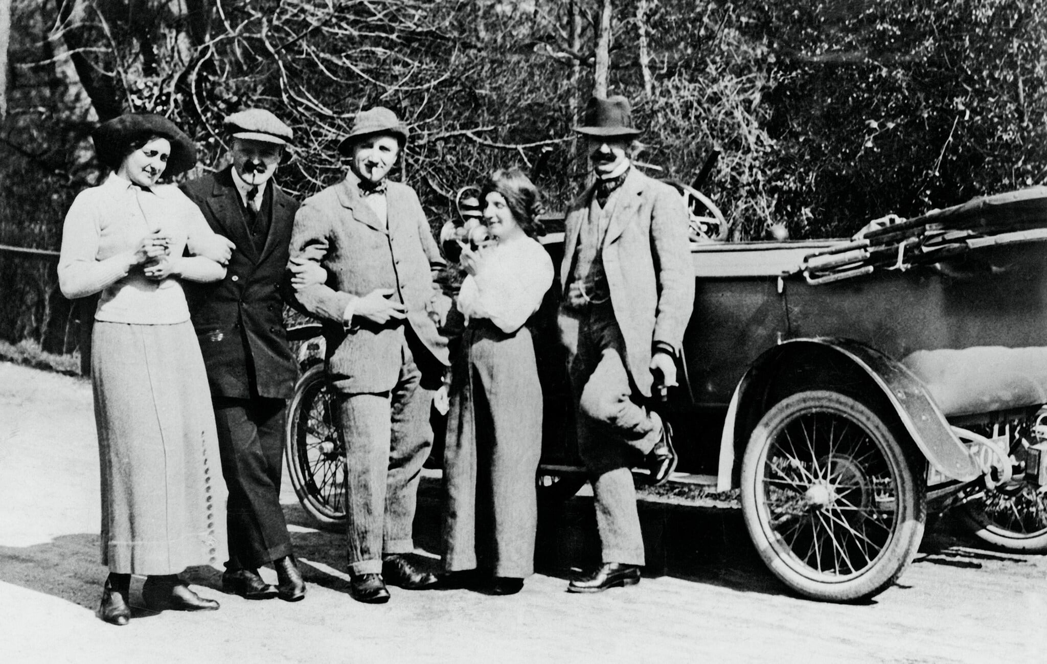 Historische Gruppenaufnahme vor einem Automobil Historische Gruppenaufnahme vor einem Automobil