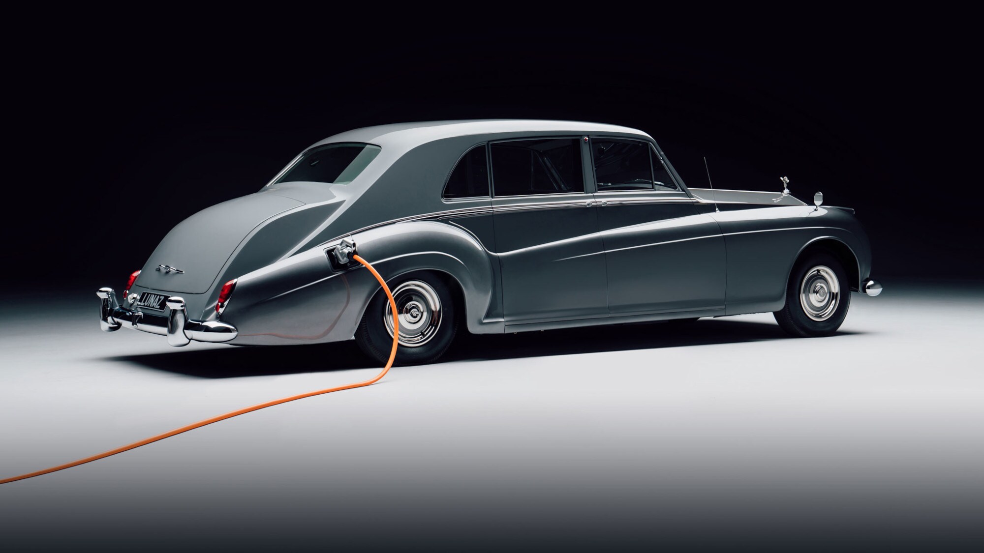 Ein Rolls.-Royce mit Ladekabel im Studio Ein Rolls.-Royce mit Ladekabel im Studio