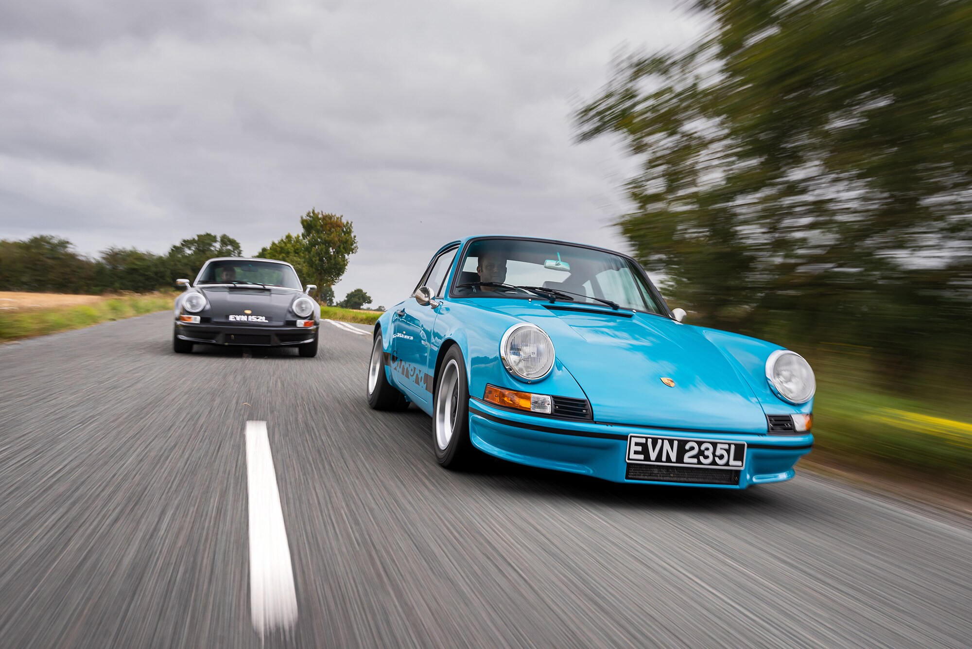 Zwei Porsche auf einer Straße Zwei Porsche auf einer Straße