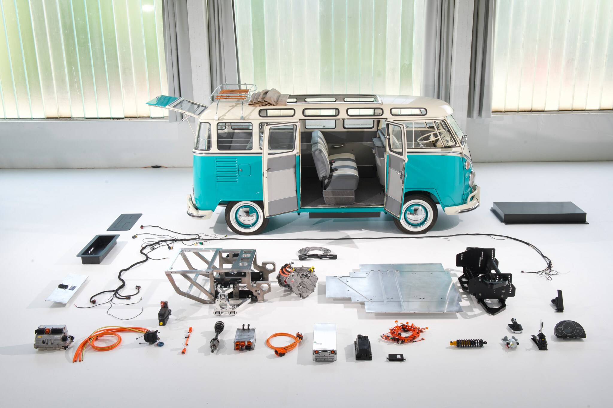 Ein alter Bulli mit Umbauteilen im Vordergrund Ein alter Bulli mit Umbauteilen im Vordergrund