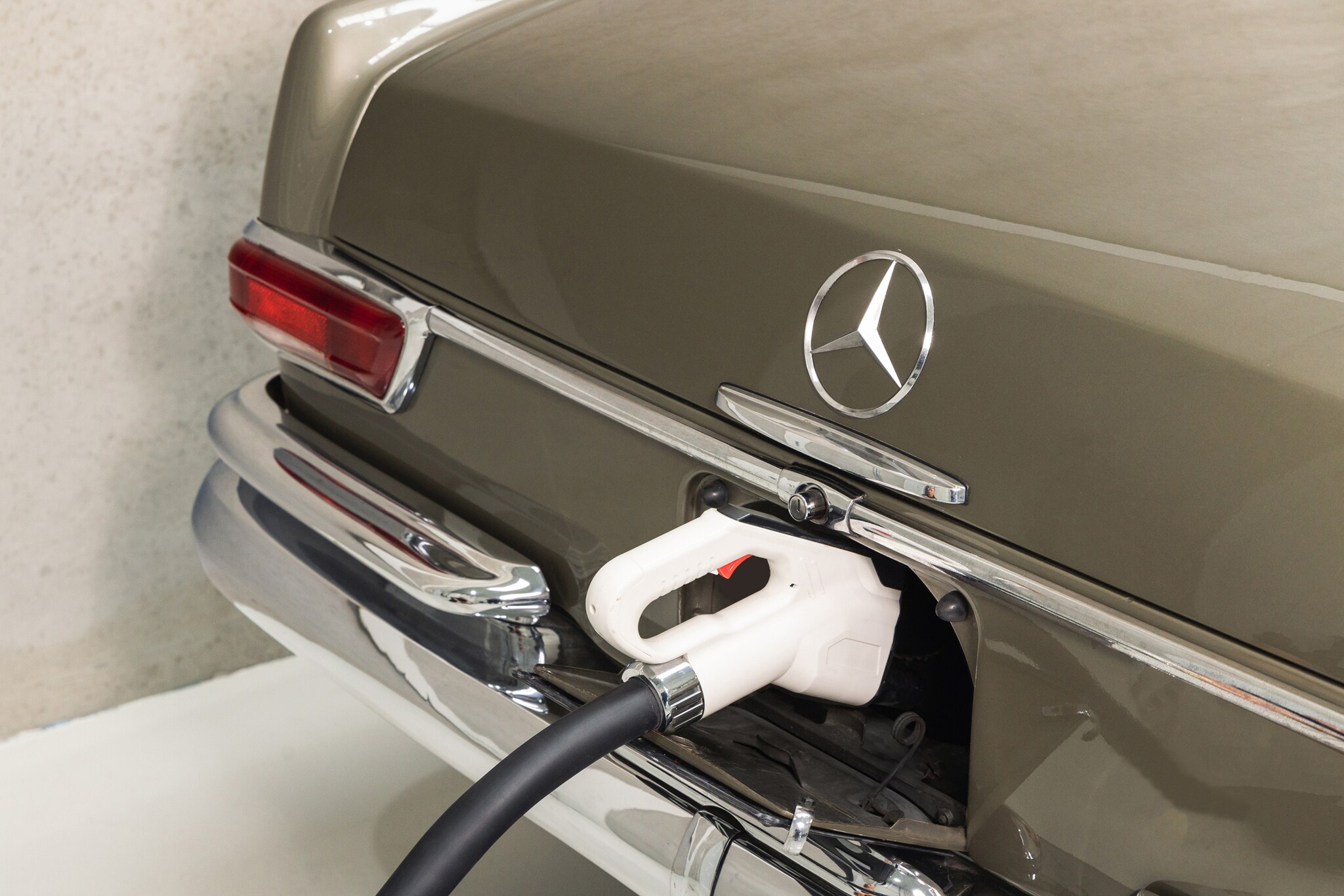 Detail eines Mercedes mit Ladekabel