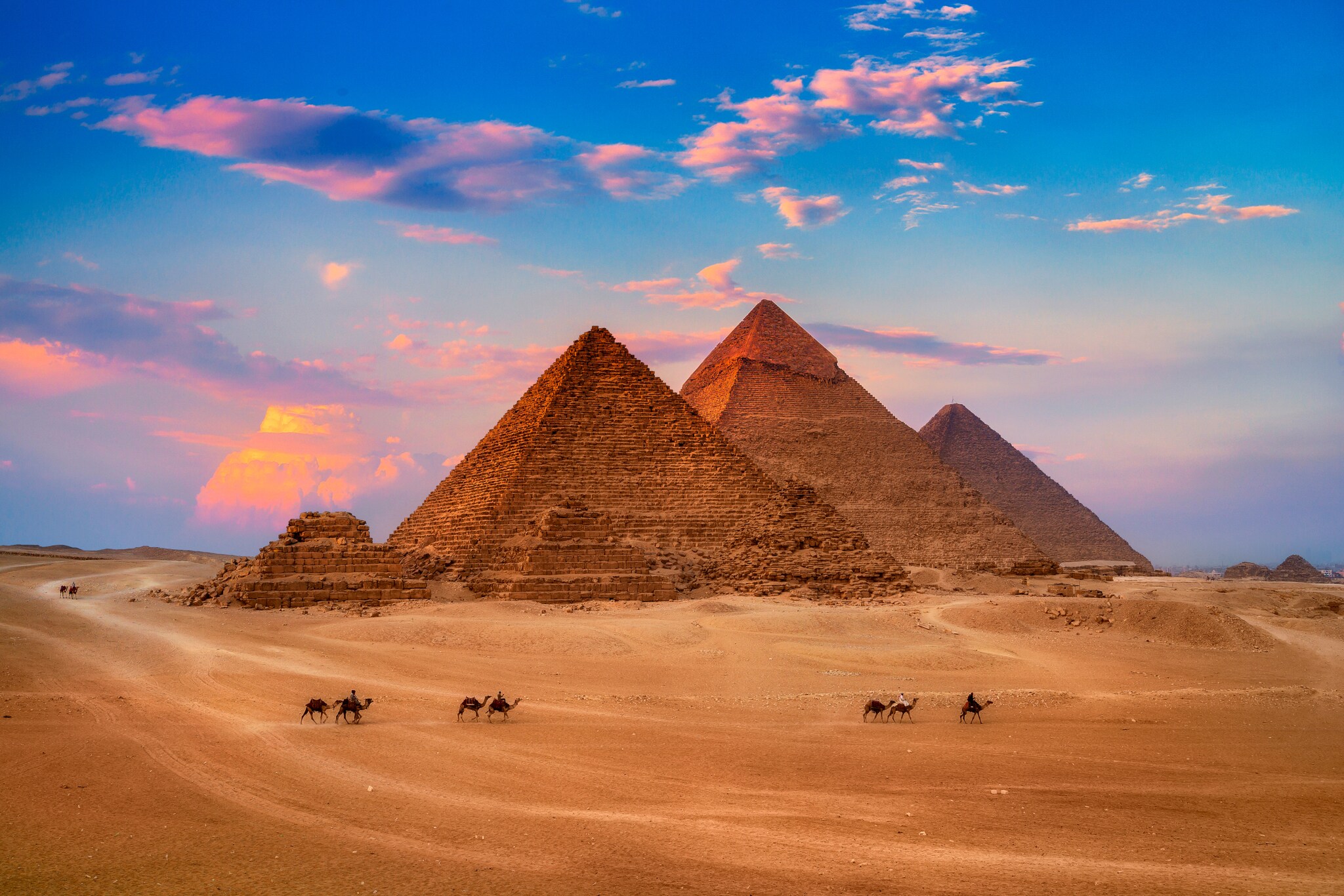 Die Pyramiden von Gizeh im Sonnenuntergang Die Pyramiden von Gizeh im Sonnenuntergang