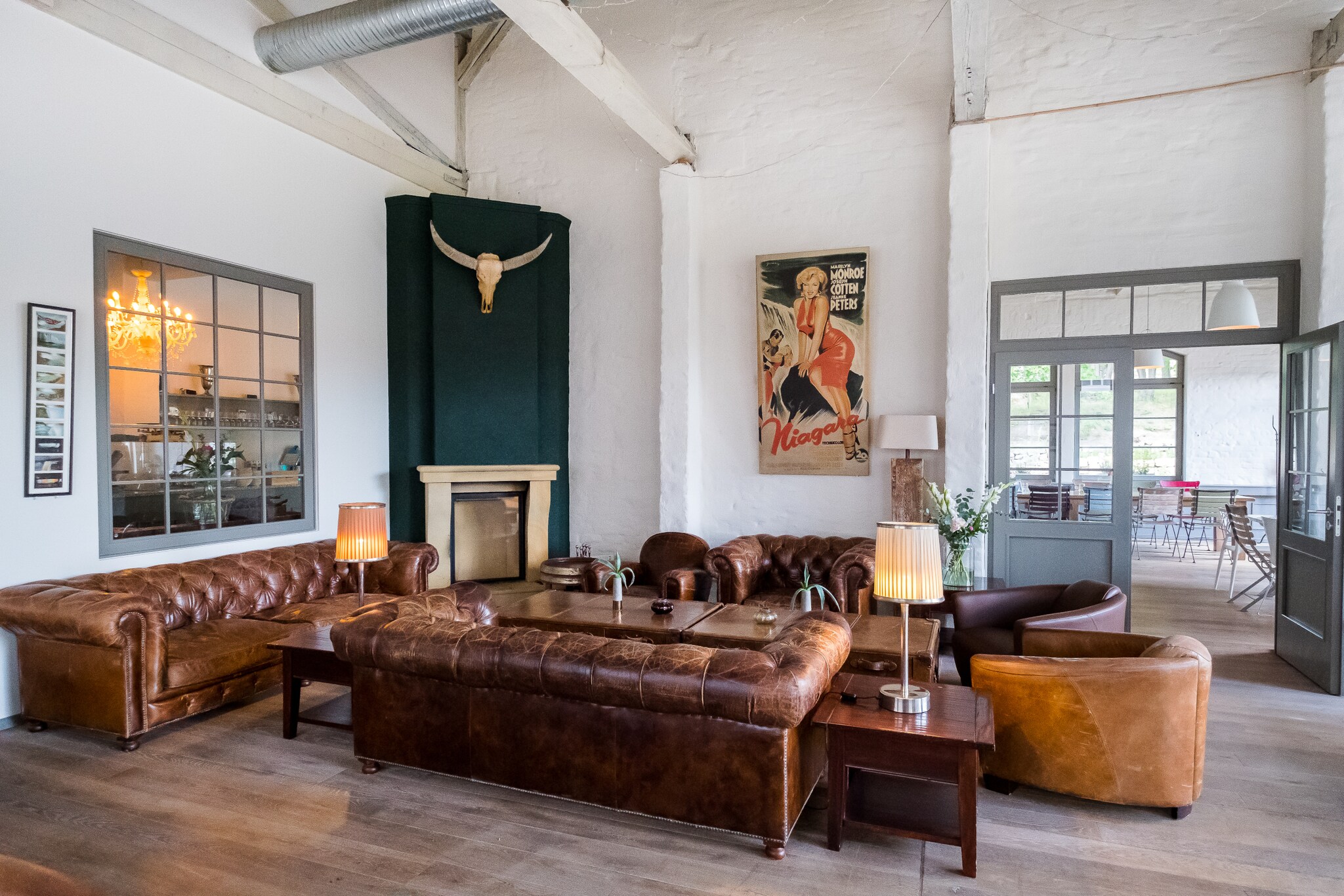 Die Lounge des Restaurants Elements mit Kamin und braunen Ledersofas