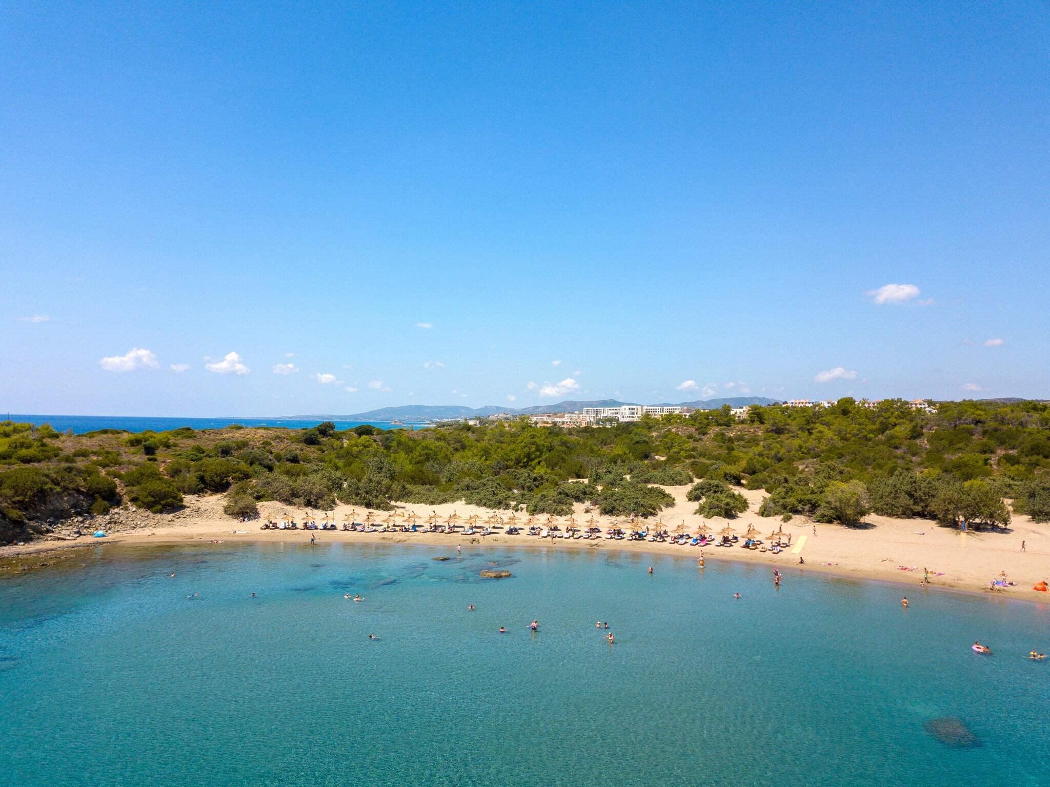 Luftaufnahme einer Bucht auf Rhodos