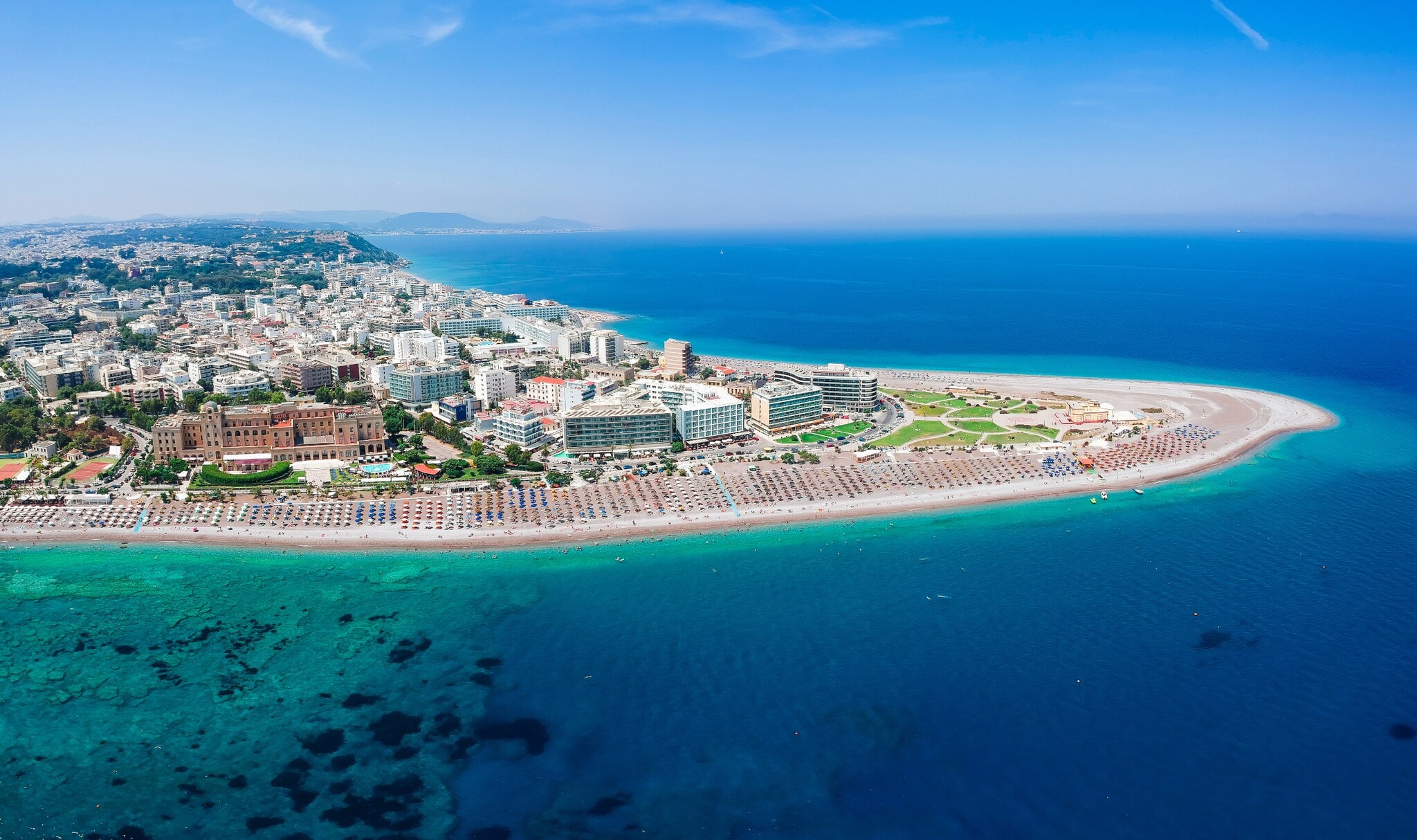 Luftaufnahme vom Strand vor Rhodos Stadt Luftaufnahme vom Strand vor Rhodos Stadt