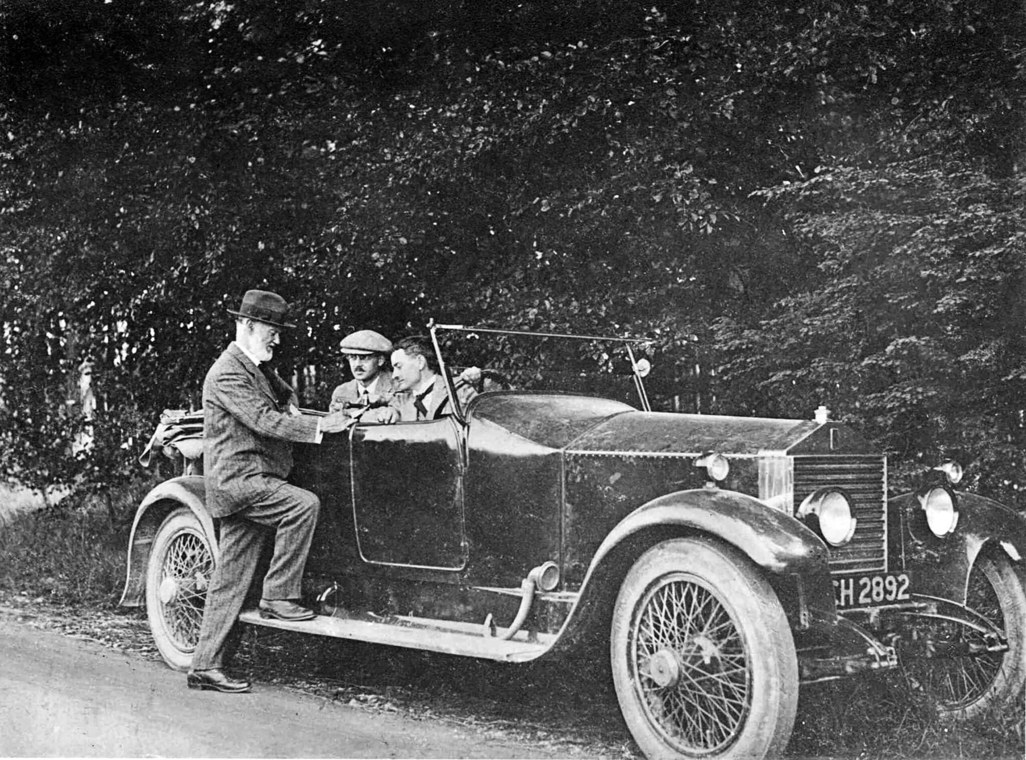 Historische Foto eines alten Autos mit drei Männern Historische Foto eines alten Autos mit drei Männern