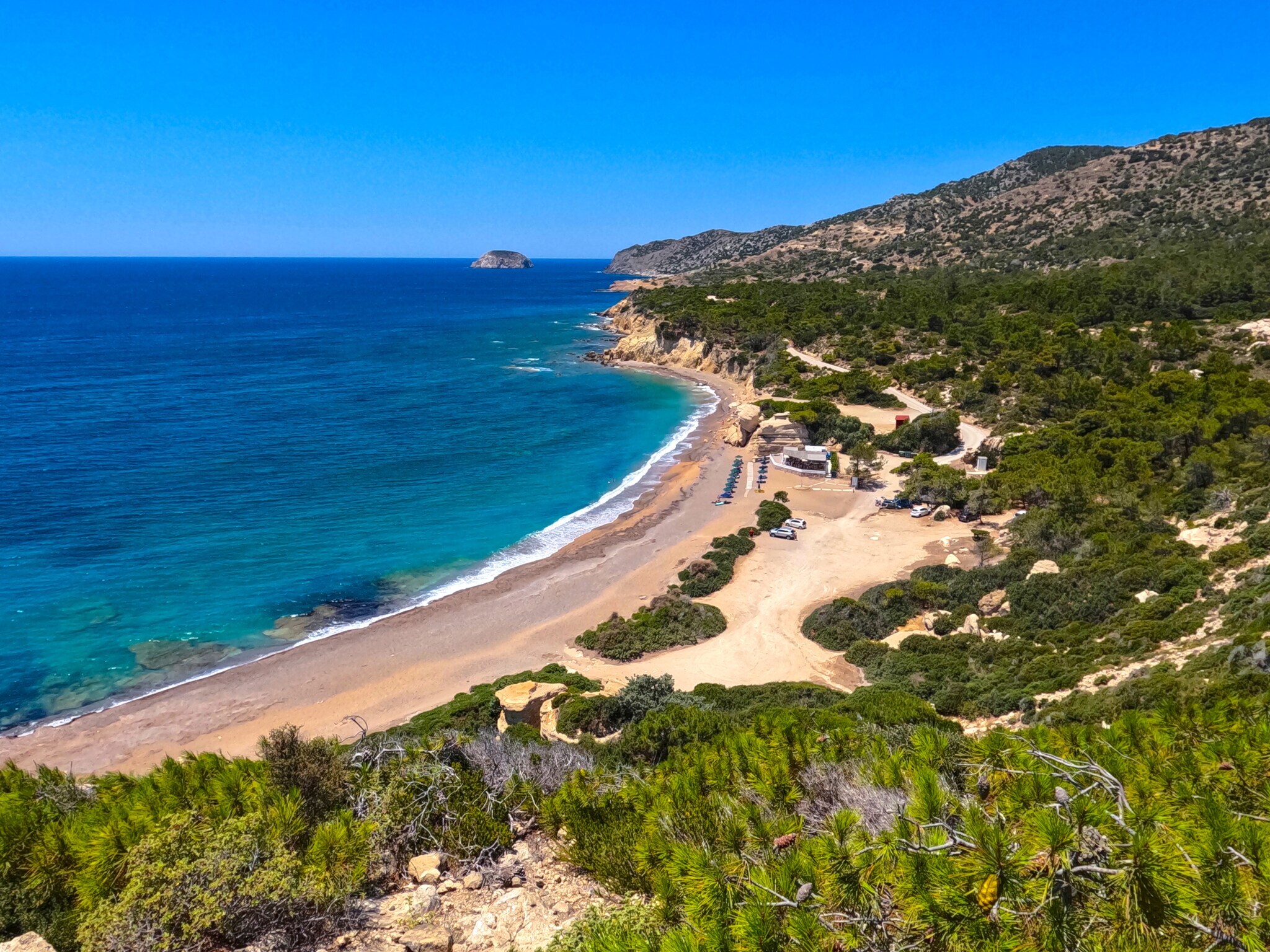 Luftaufnahme einer menschenleeren Bucht Luftaufnahme einer menschenleeren Bucht