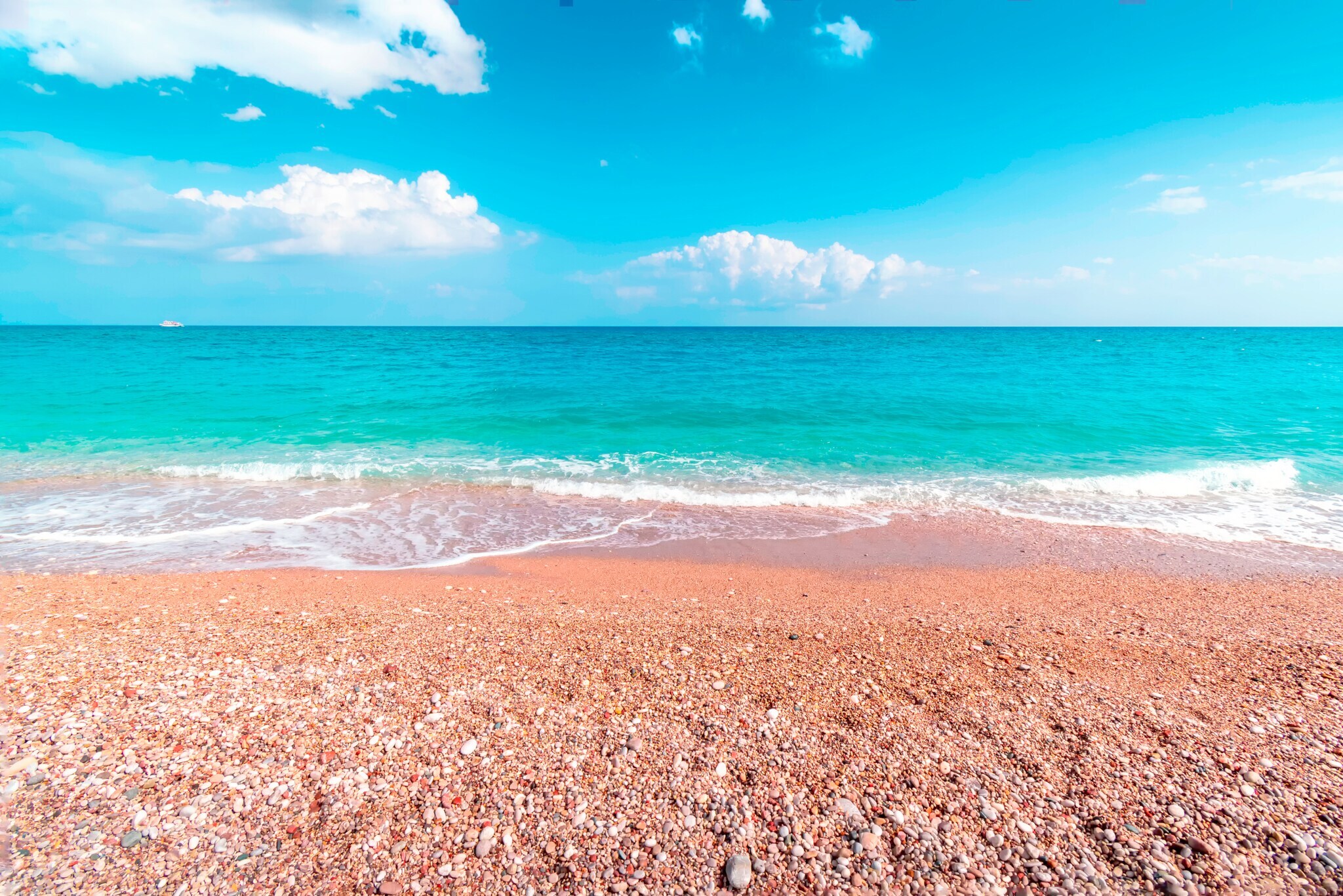 Bunte Kieselsteine an einem Strand auf Rhodos