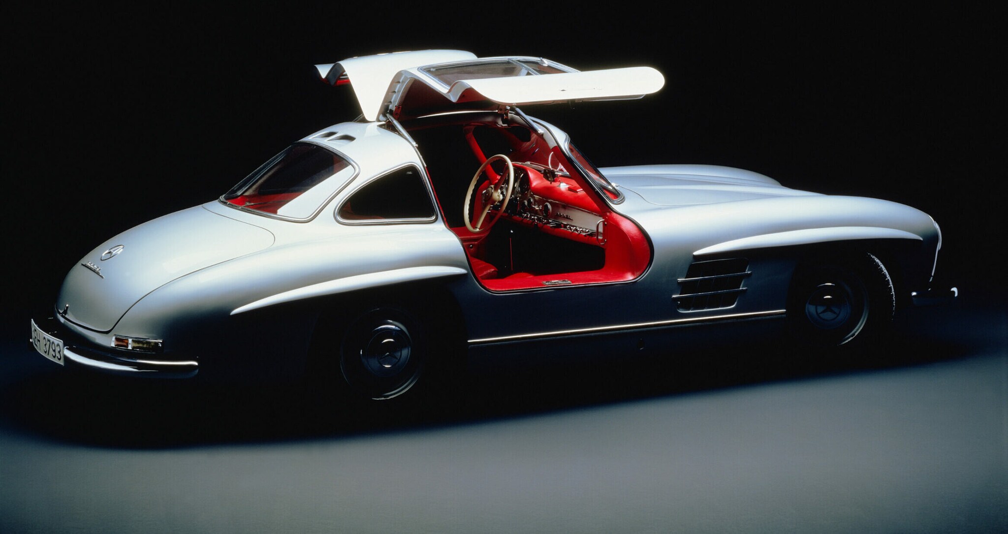 Ein Mercedes 300 SL mit geöffneten Türen