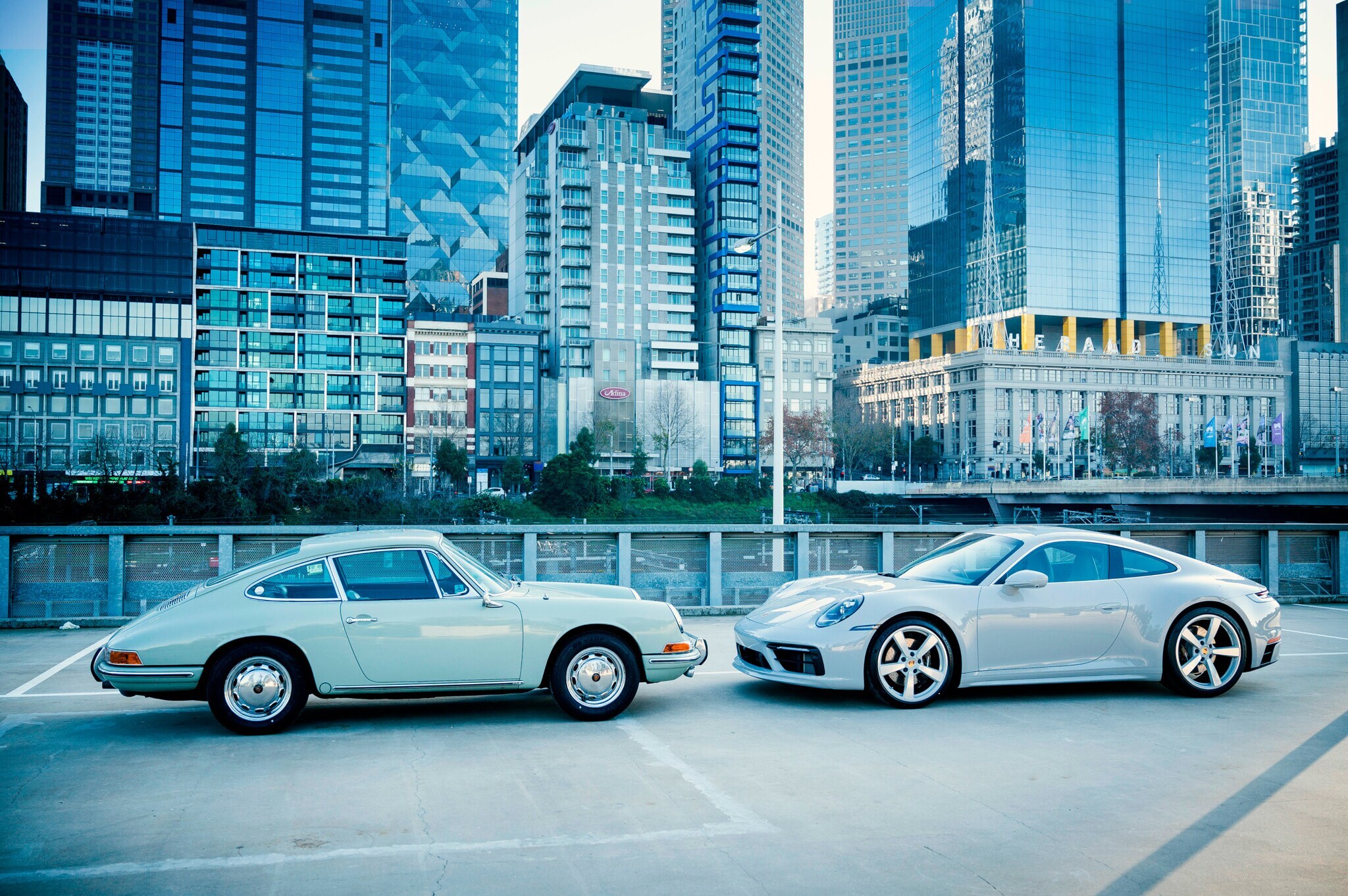 Zwei Porsche vor Hochhäusern