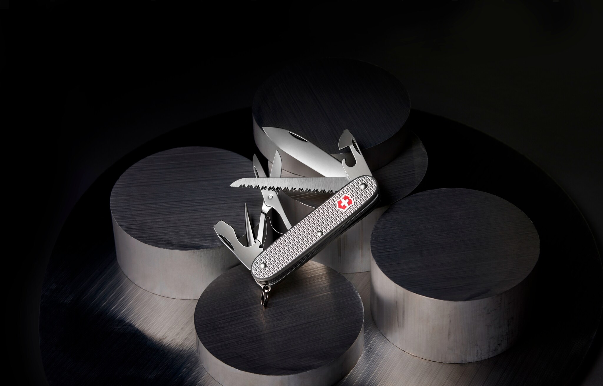 Produktaufnahme eines aufgeklappten Schweizer Taschenmessers aus Edelstahl Produktaufnahme eines aufgeklappten Schweizer Taschenmessers aus Edelstahl