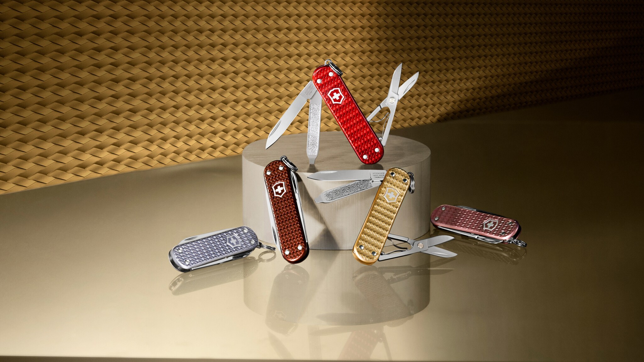 Produktaufnahme mehrerer bunter Schweizer Taschenmesser mit strukturierter Oberfläche Produktaufnahme mehrerer bunter Schweizer Taschenmesser mit strukturierter Oberfläche