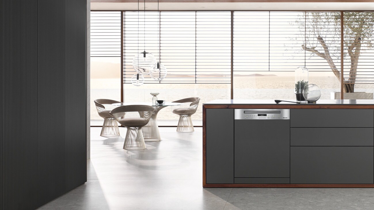 Frontansicht des geöffneten Geschirrspülers Miele G 7115 SCi XXL AutoDos