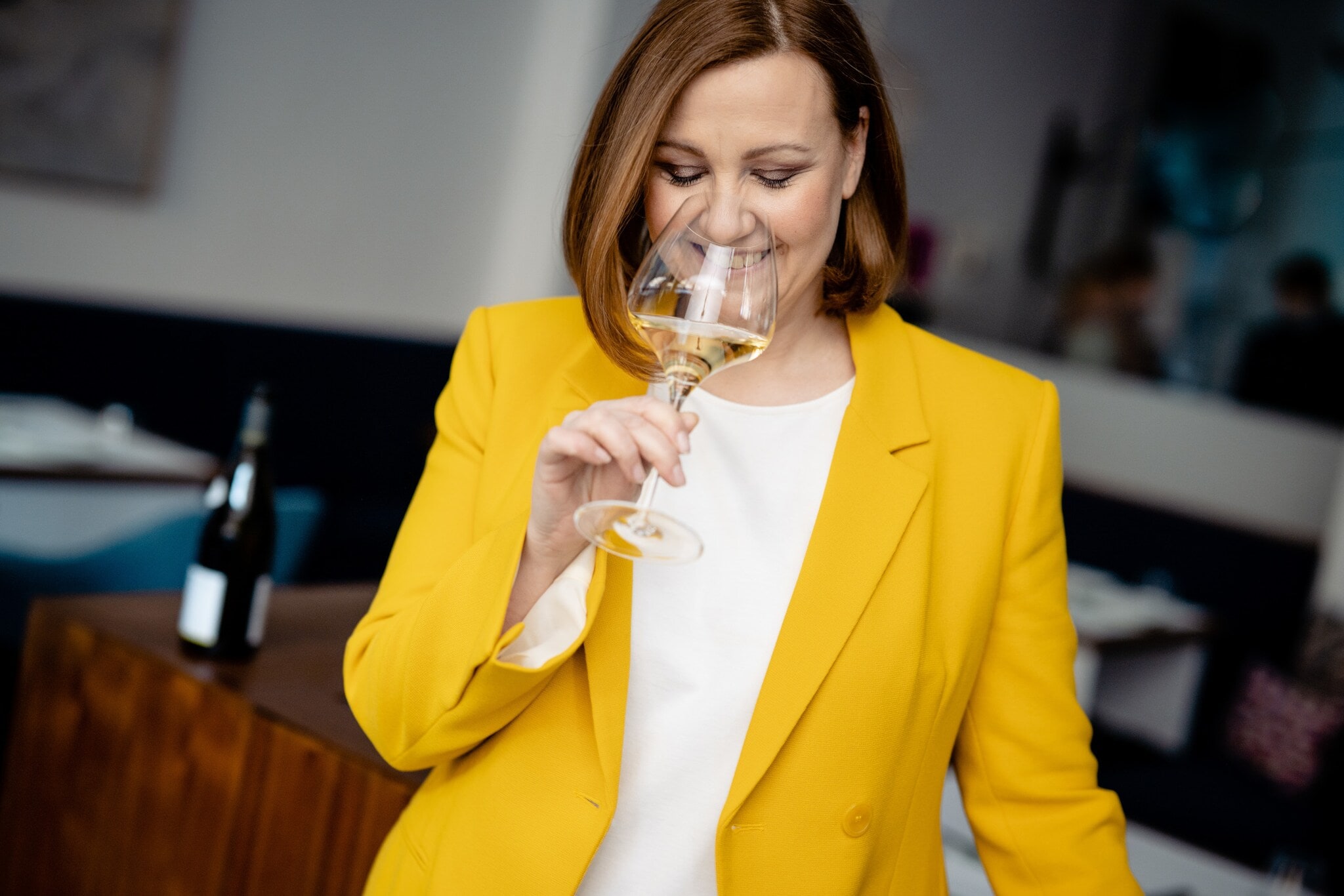 Marie-Anne Wild probiert einen Weißwein in einem Restaurant Marie-Anne Wild probiert einen Weißwein in einem Restaurant