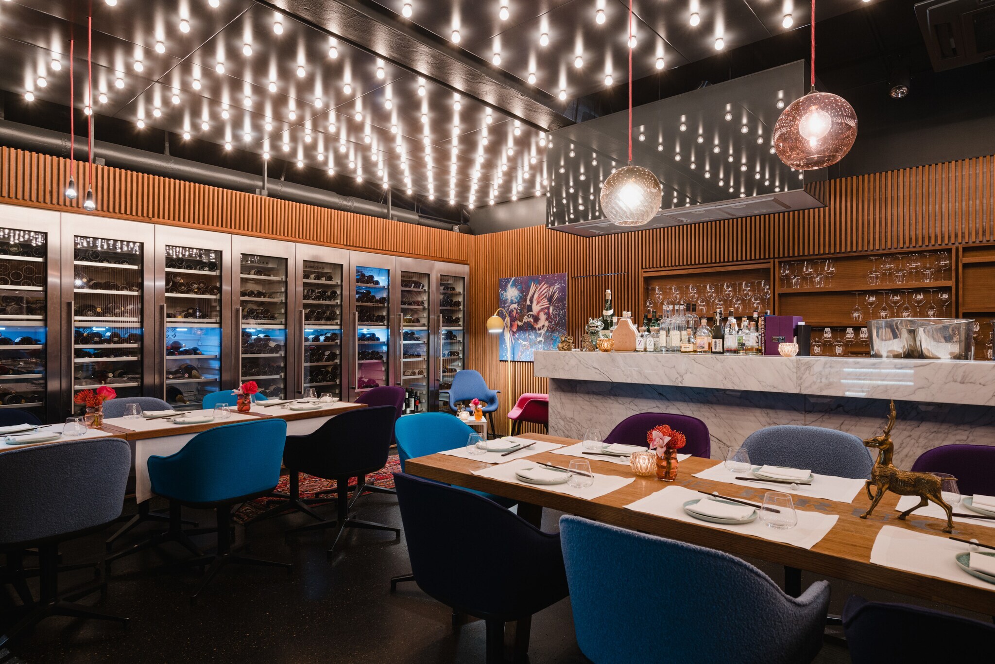 Innenraumaufnahme eines modernen Restaurants mit großem Weinkühlschrank