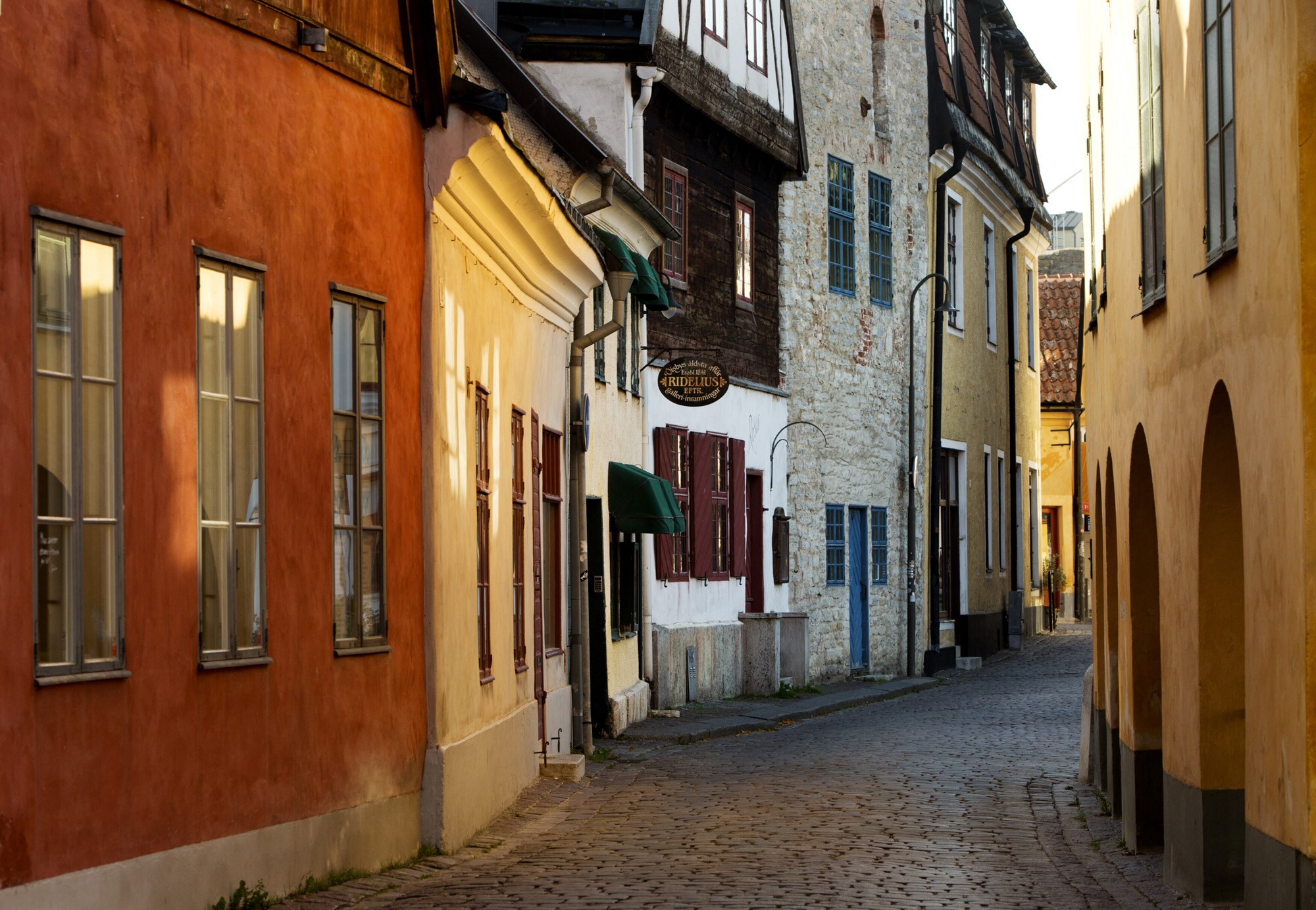 Blick in eine historische Gasse im schwedischen Visby mit alten Hausfassaden aus Stein. Blick in eine historische Gasse im schwedischen Visby mit alten Hausfassaden aus Stein.