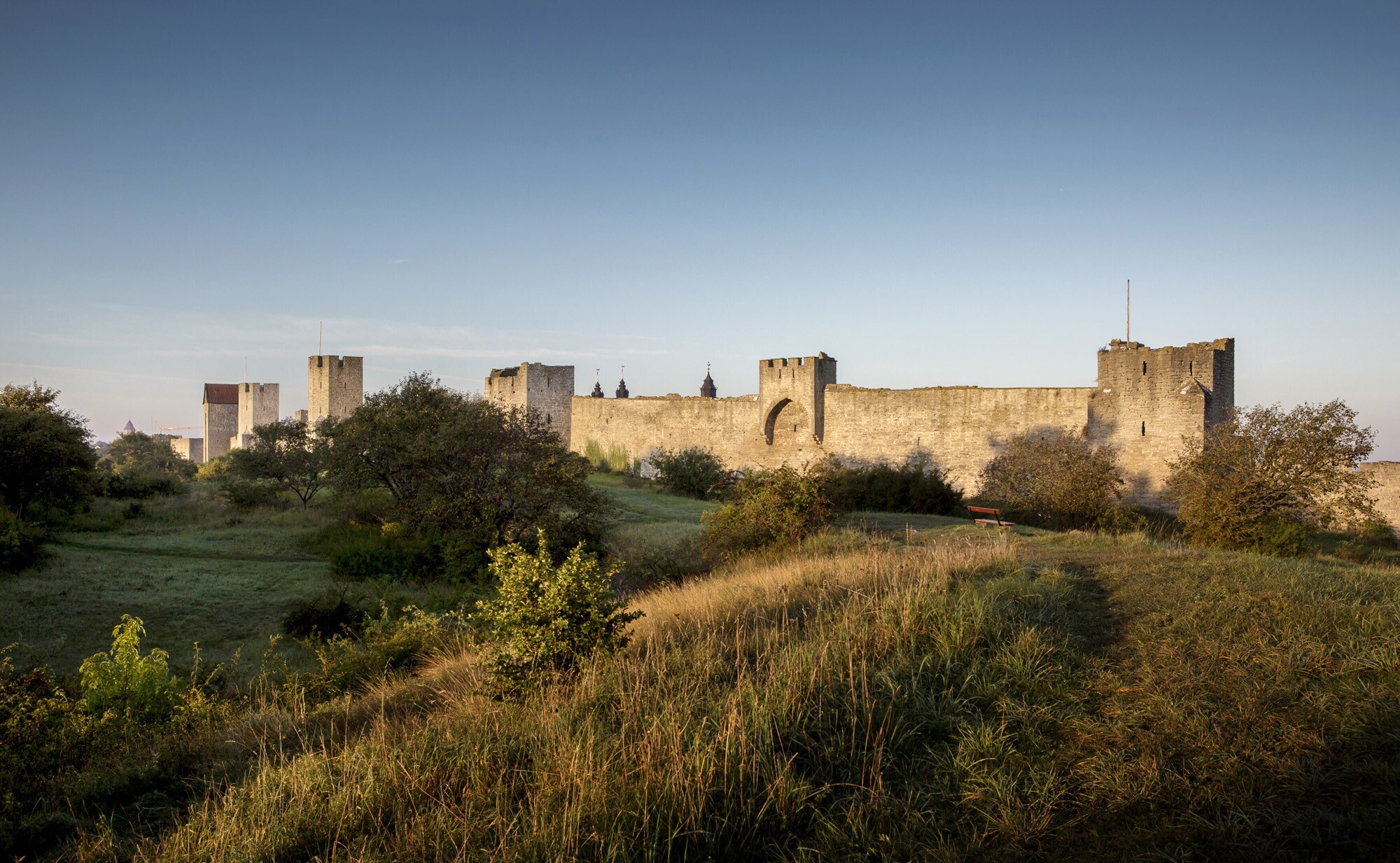 Aufnahme aus der Ferne von Visbys Stadtmauer mit seinen Wachtürmen. Aufnahme aus der Ferne von Visbys Stadtmauer mit seinen Wachtürmen.