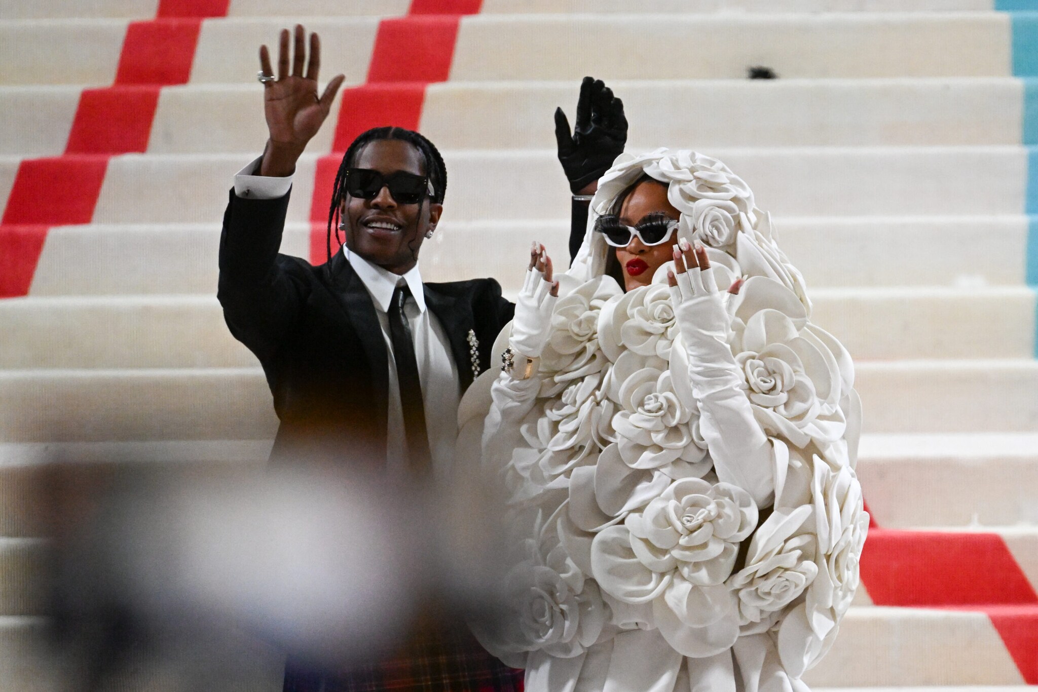 ASAP Rocky and Rihanna in Kostümen von Karl Lagerfeld winken auf der Treppe bei der Met Gala in die Kameras