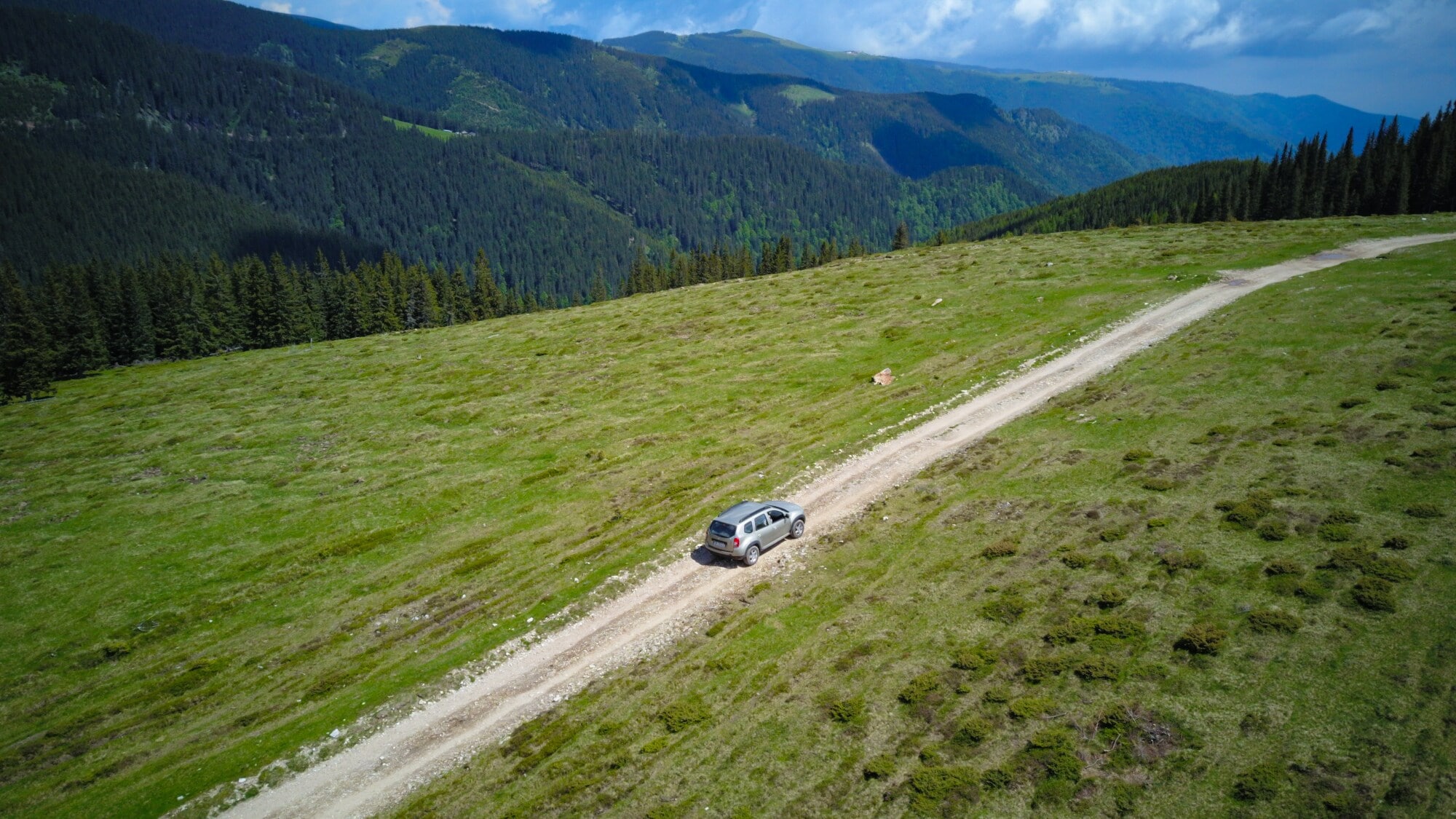 Ein Auto auf einem Pfad in den Bergen. Ein Auto auf einem Pfad in den Bergen.