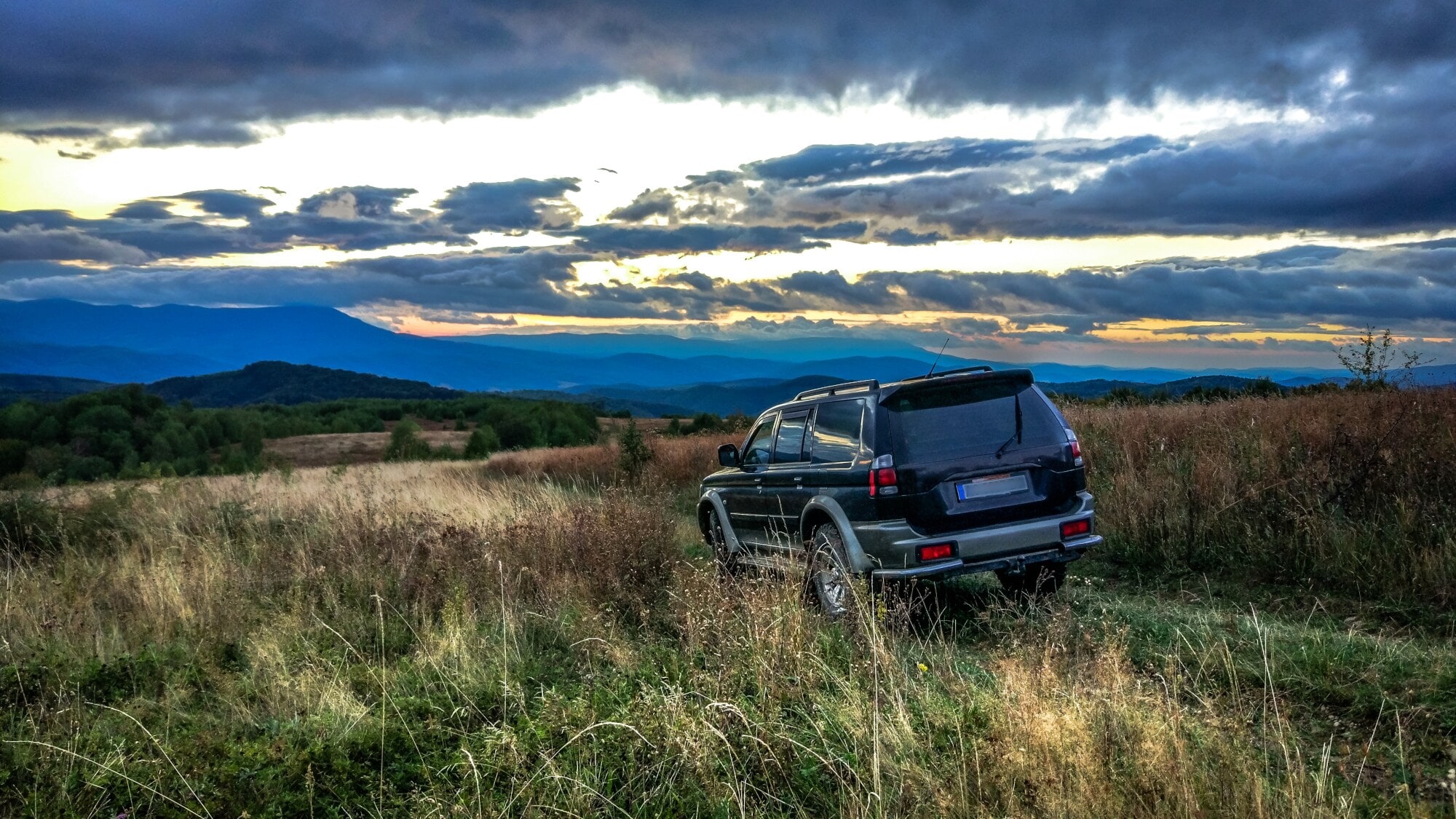 Ein Auto im Gelände. Ein Auto im Gelände.