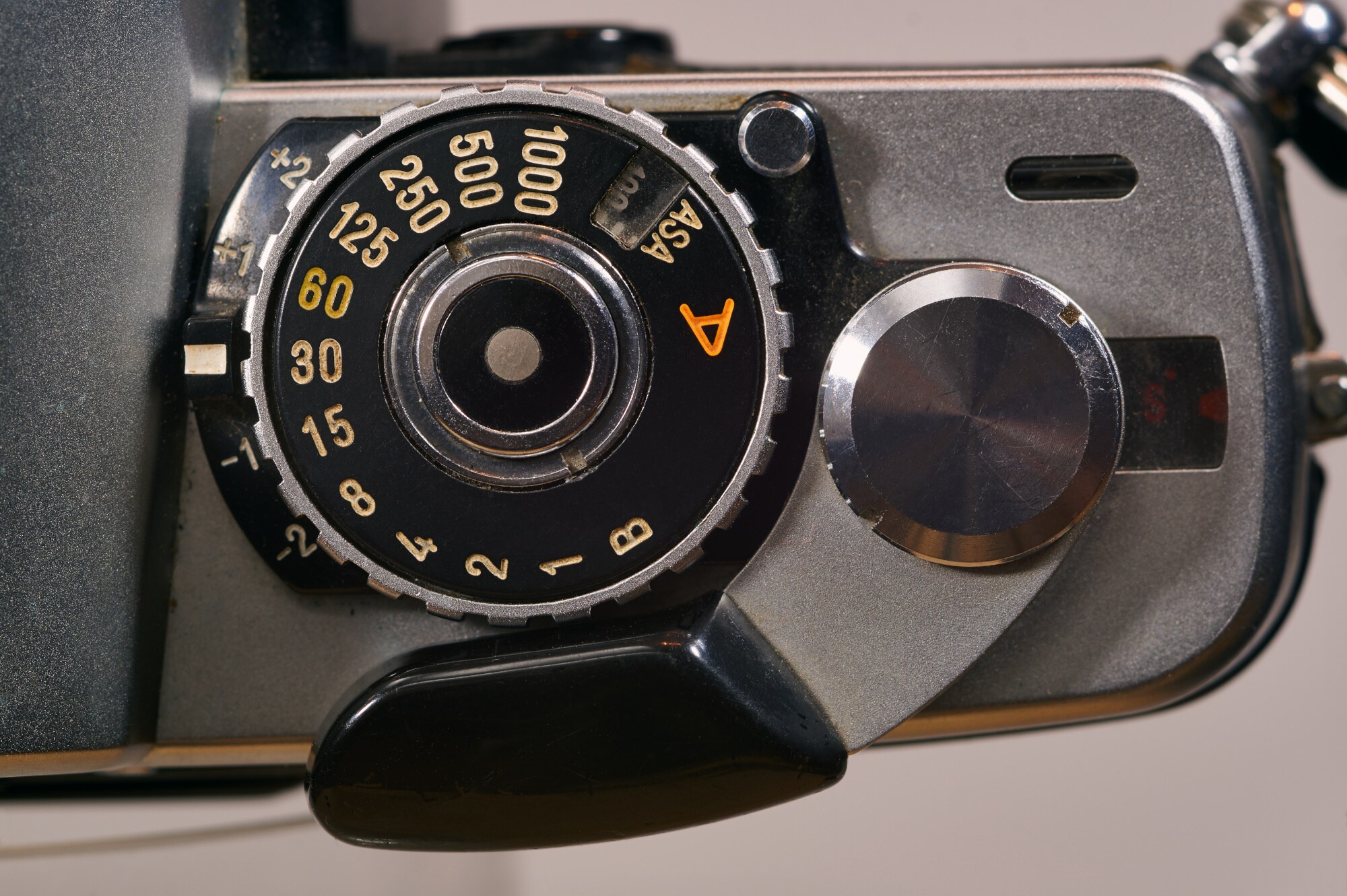 Detailaufnahme des ASA-Einstellungsrads einer analogen Kamera Detailaufnahme des ASA-Einstellungsrads einer analogen Kamera