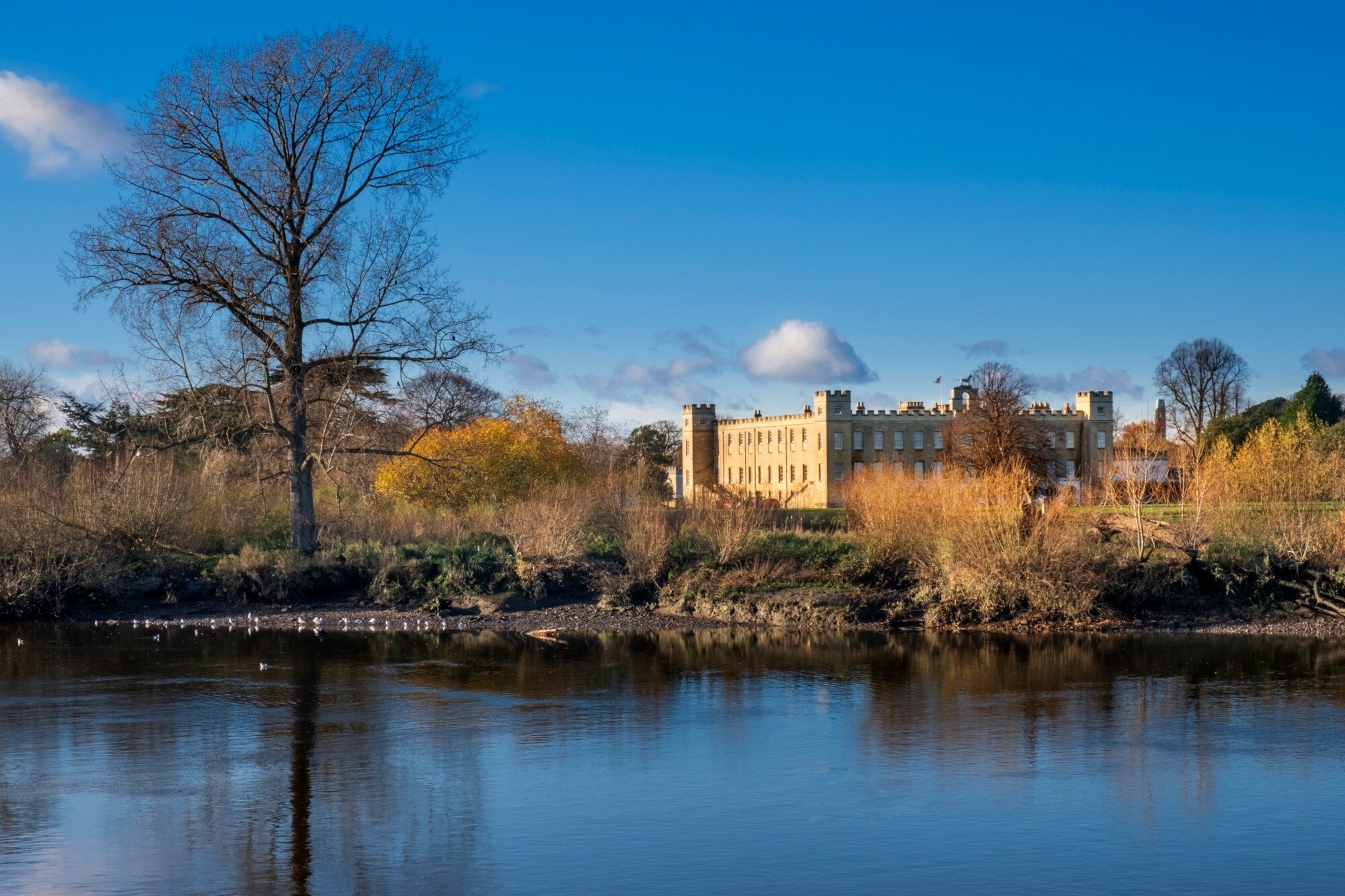 Blick auf das Syon House von der Themse aus an einem Herbsttag Blick auf das Syon House von der Themse aus an einem Herbsttag