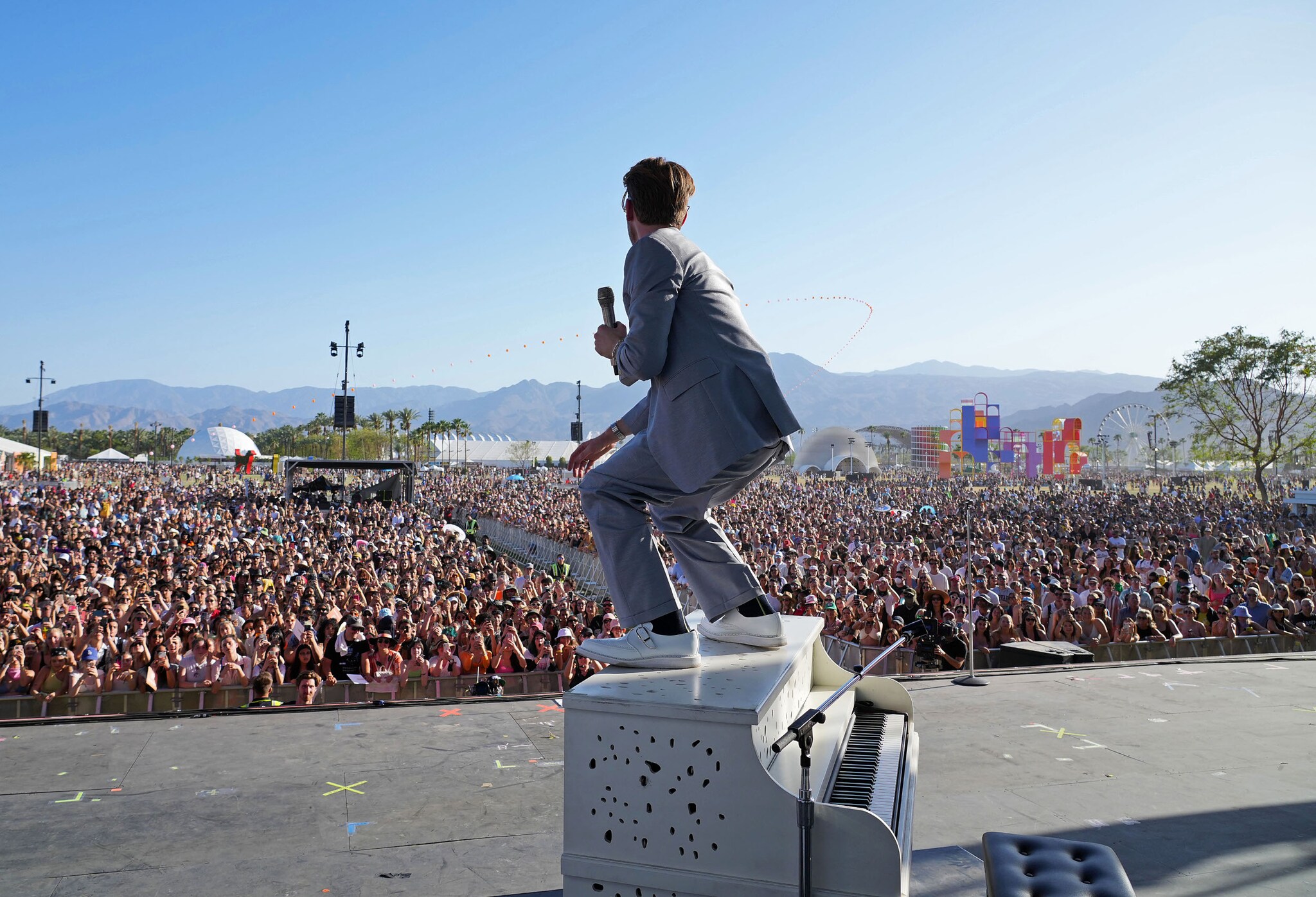 Singer-Songwriter Finneas auf der Bühne beim Coachella-Festival.