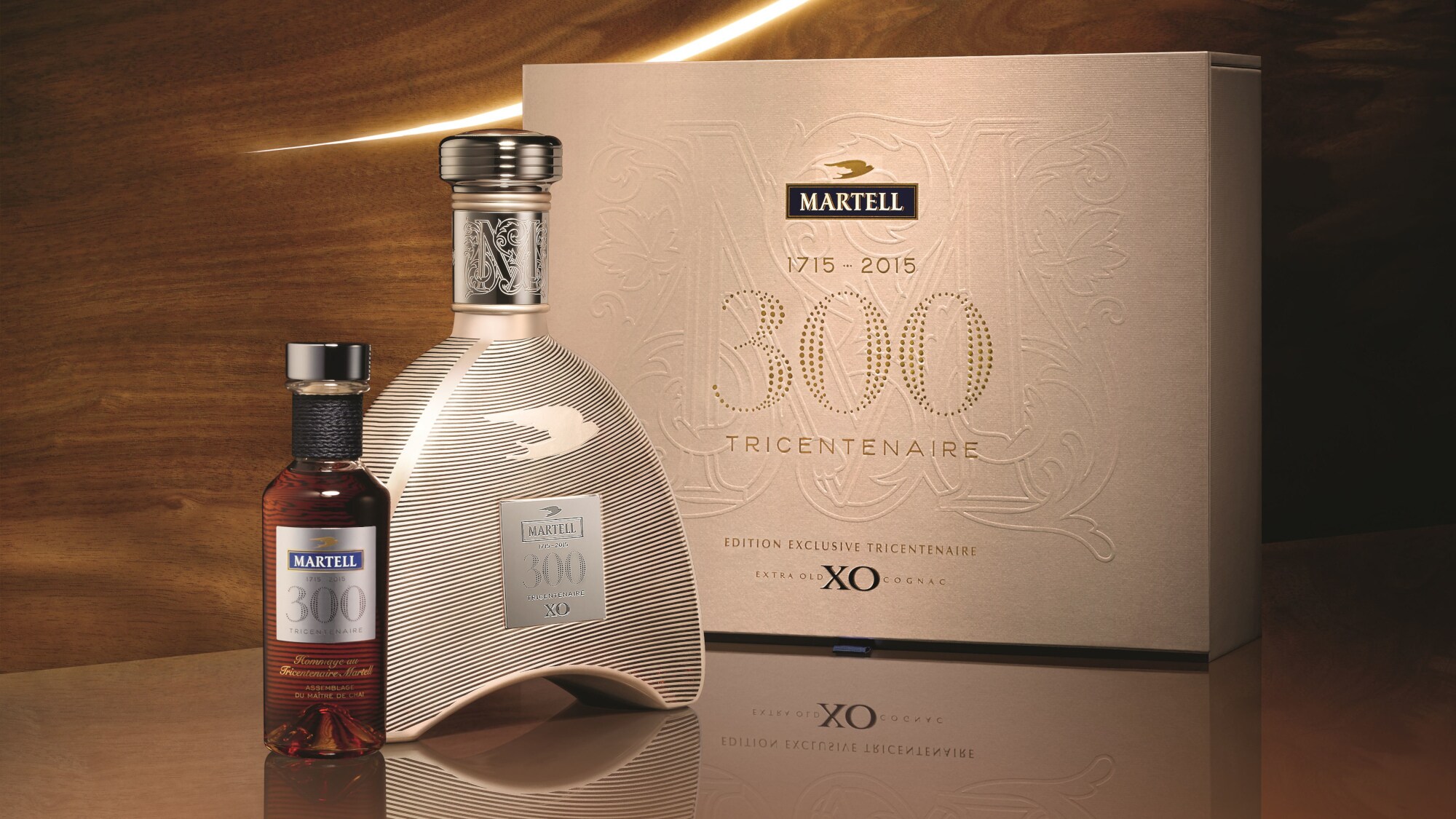 Zwei Flaschen Martell 300 Tricentenaire vor einem hellen Verpackungskarton Zwei Flaschen Martell 300 Tricentenaire vor einem hellen Verpackungskarton