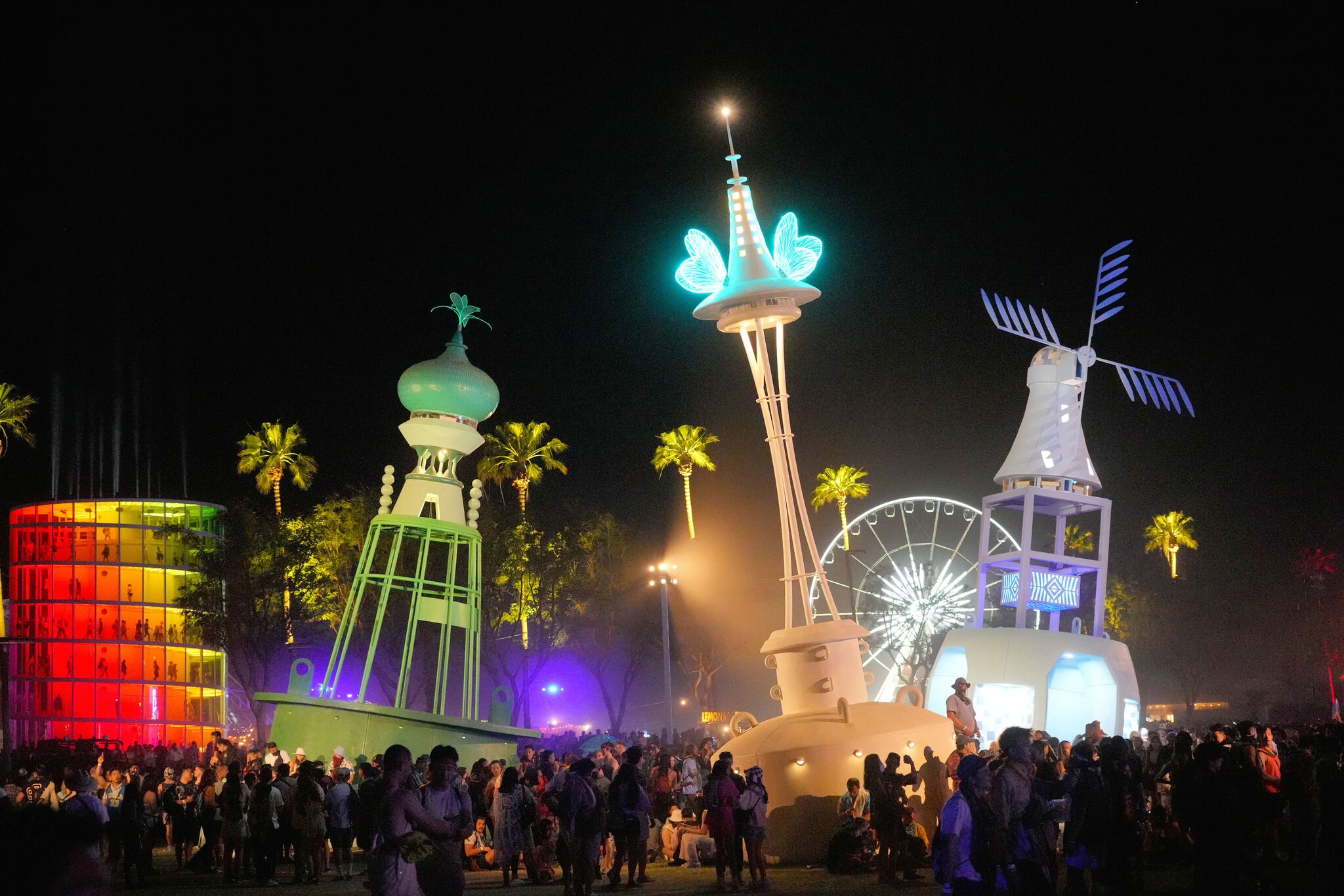 Beleuchtete und bunte Türme beim Coachella-Festival bei Nacht. Beleuchtete und bunte Türme beim Coachella-Festival bei Nacht.