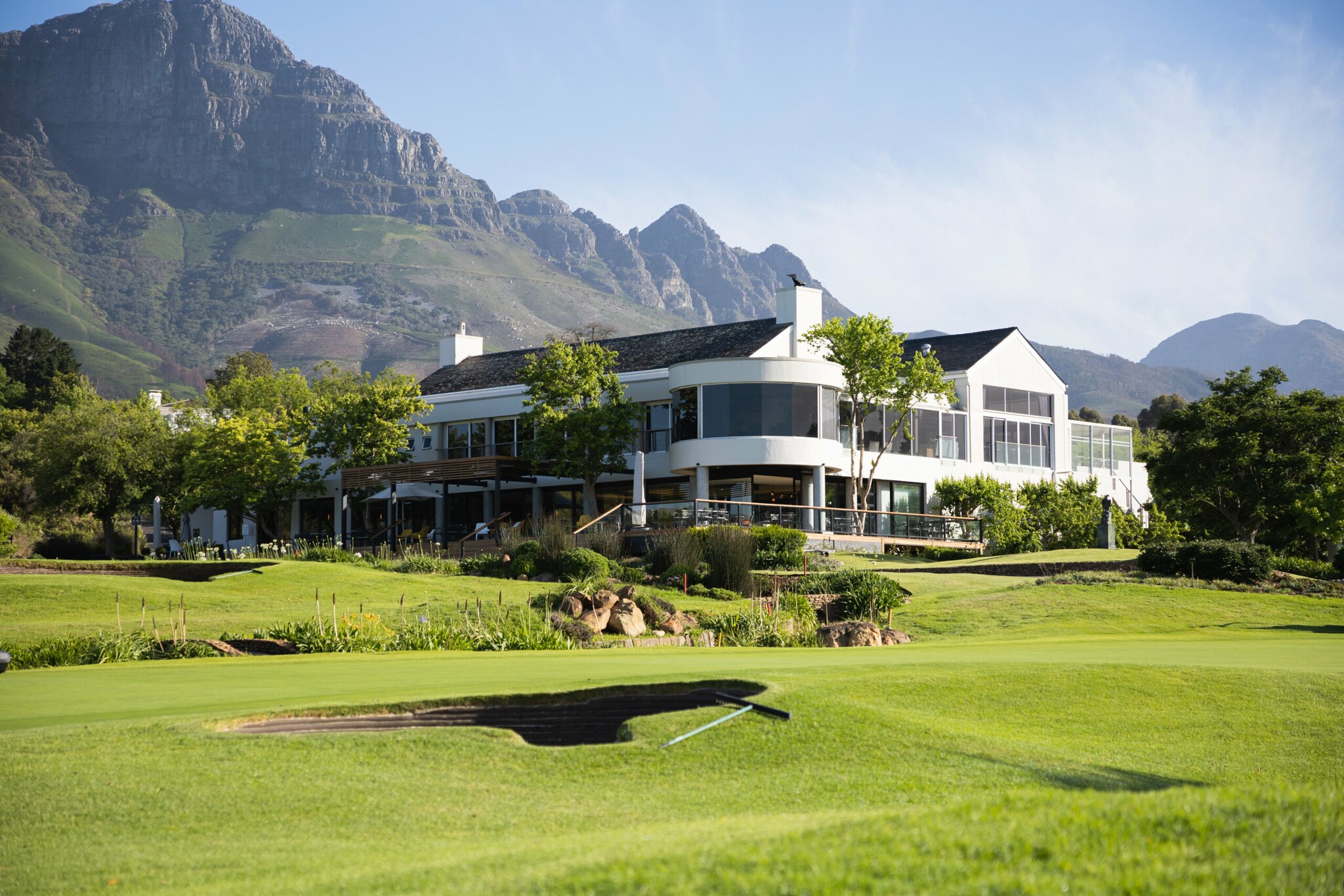 Der Erinvale Golf Club vor den Bergen von Südafrika.