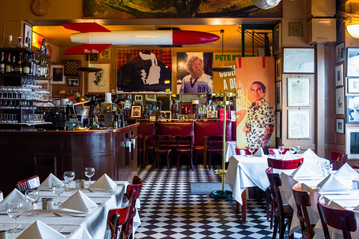 Blick auf gedeckte Tische und die Theke in der Bar Paris Blick auf gedeckte Tische und die Theke in der Bar Paris
