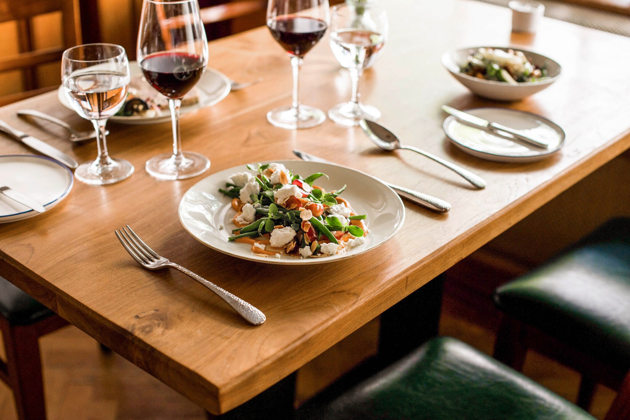 Ein gedeckter Tisch im französischen Restaurant Joynes Kitchen in Berlin Ein gedeckter Tisch im französischen Restaurant Joynes Kitchen in Berlin