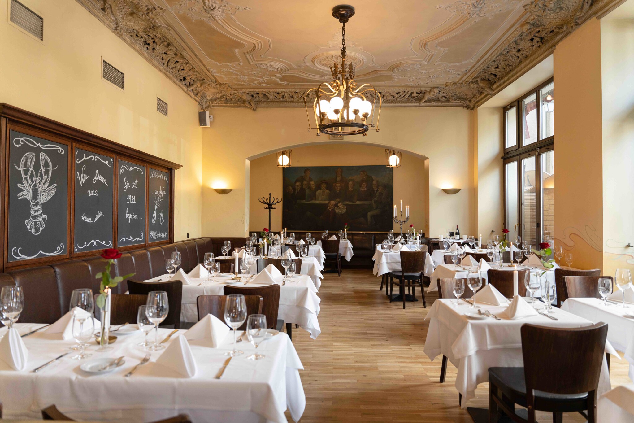 Blick auf gedeckte Tische im französischen Restaurant Ganymed in Berlin