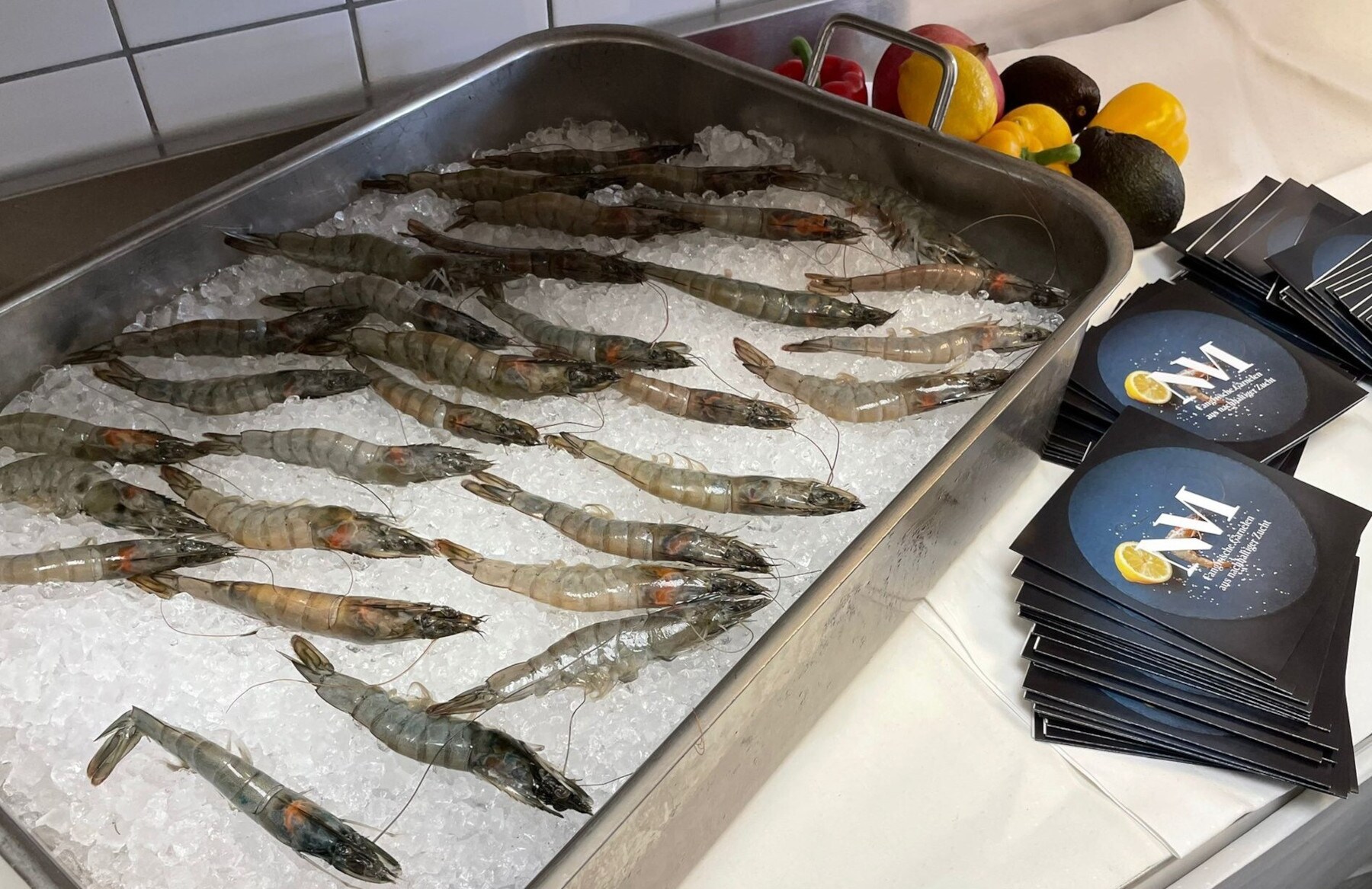 In einer silbernen Schale liegen Garnelen in einem Eisbad