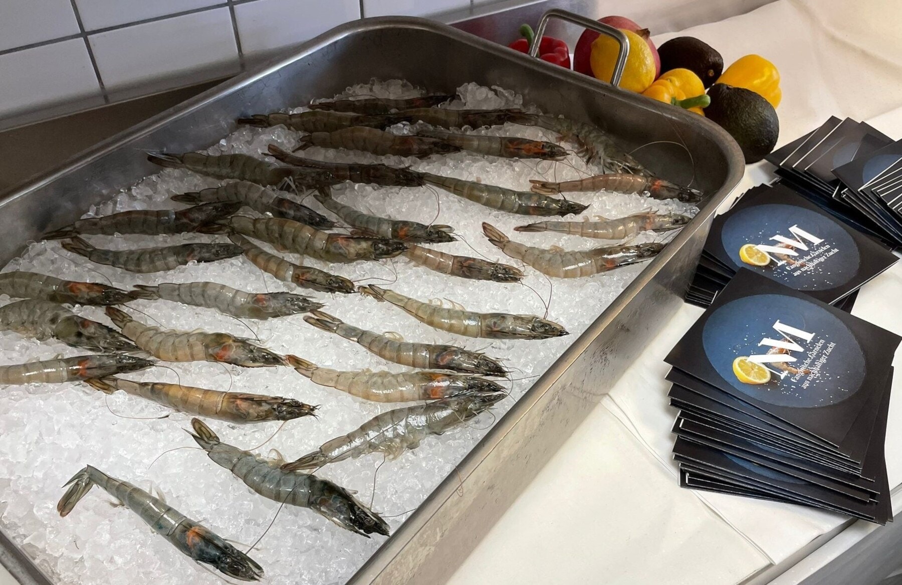 In einer silbernen Schale liegen Garnelen in einem Eisbad In einer silbernen Schale liegen Garnelen in einem Eisbad