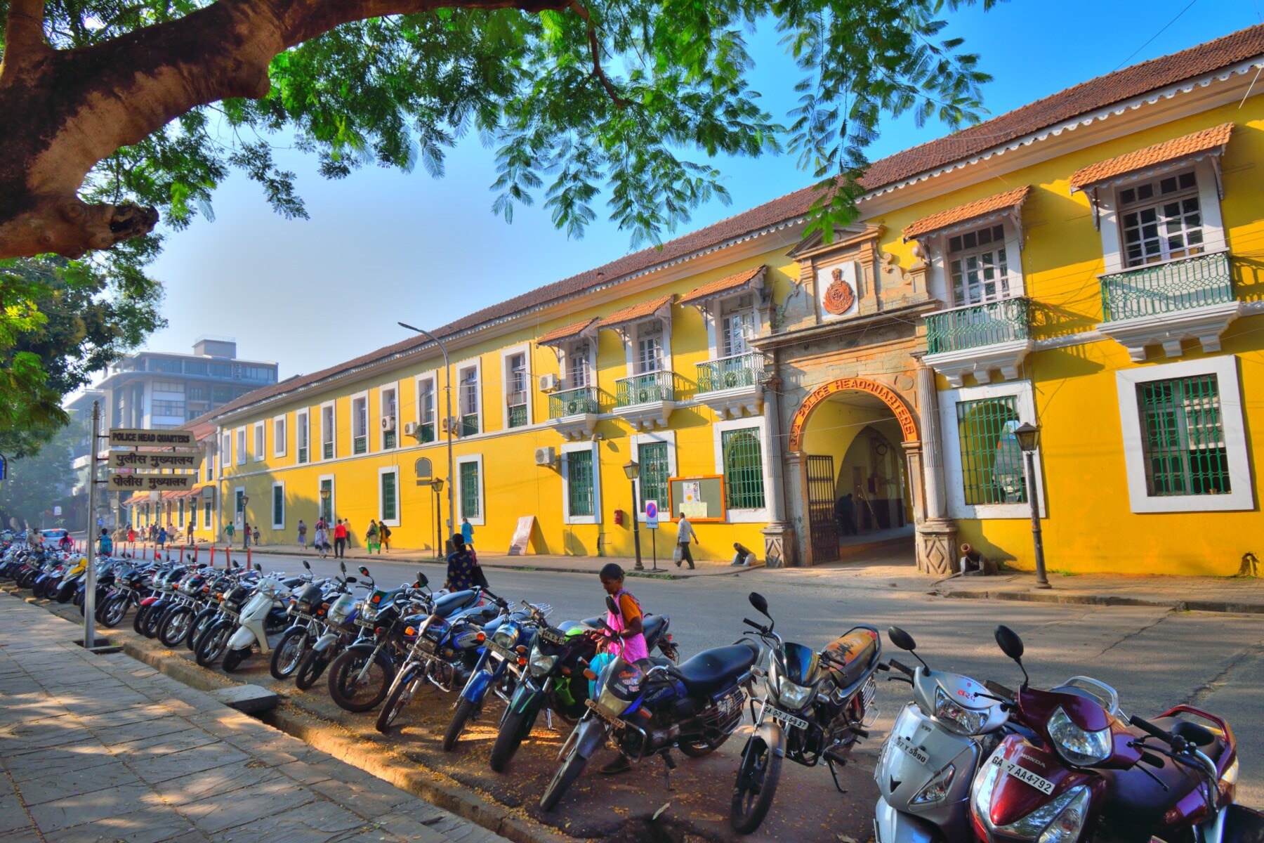 Motorräder und Roller vor malerischer, portugiesischer Architektur im Viertel Fontainhas in Panaji Motorräder und Roller vor malerischer, portugiesischer Architektur im Viertel Fontainhas in Panaji