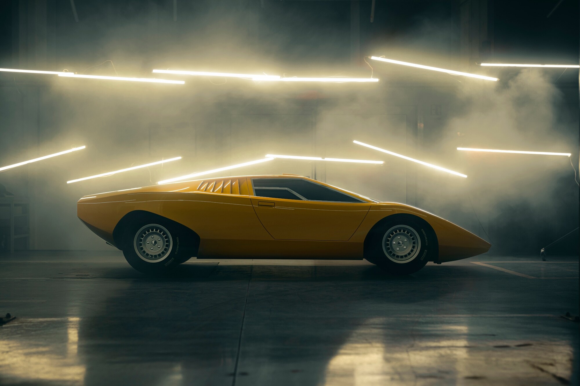 Ein gelber Sportwagen in einem Studio mit Neonröhren und Nebelschwaden Ein gelber Sportwagen in einem Studio mit Neonröhren und Nebelschwaden