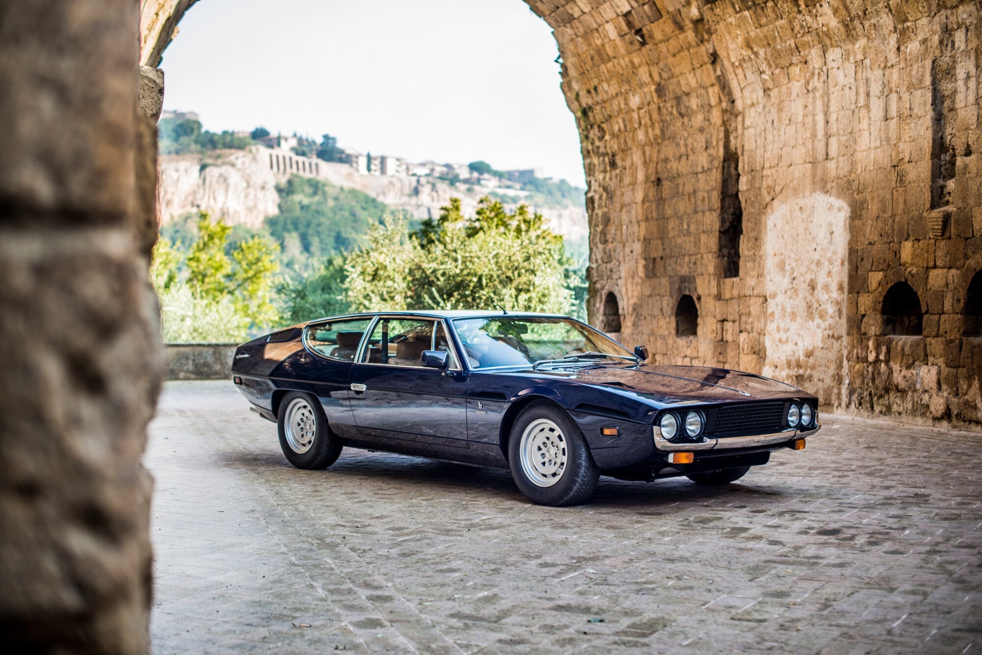 Ein schwarzer Sportwagen auf einer antiken Straße Ein schwarzer Sportwagen auf einer antiken Straße