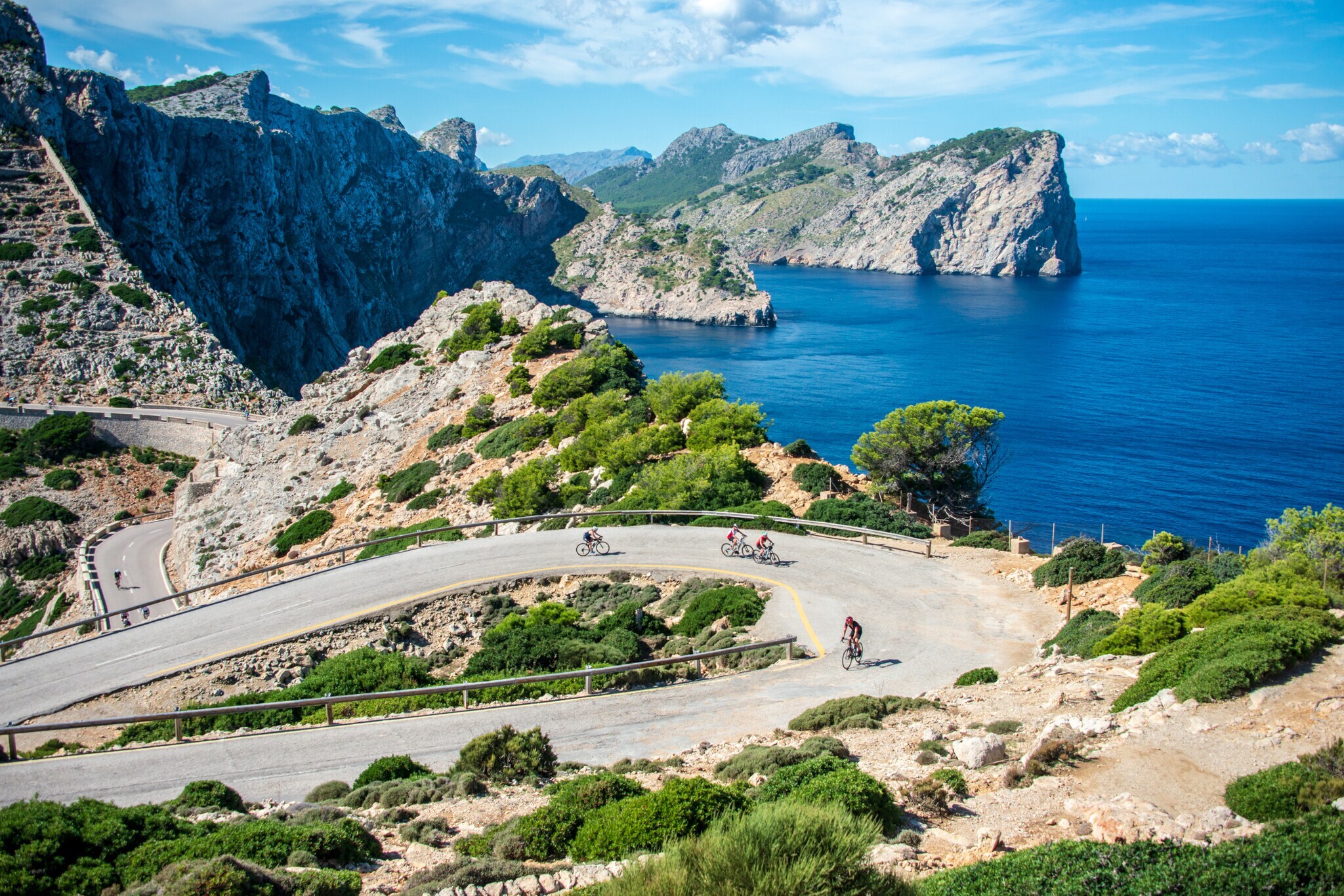 Menschen auf dem Rennrad auf Mallorca auf Serpentinen am Cap Formentor