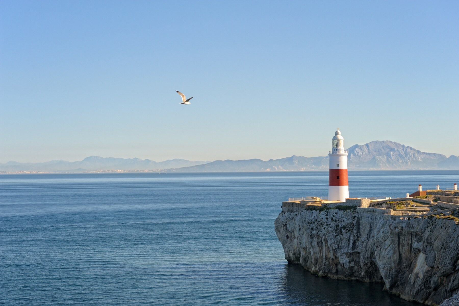 Leuchtturm auf einer Klippe an der Meerenge von Gibraltar Leuchtturm auf einer Klippe an der Meerenge von Gibraltar