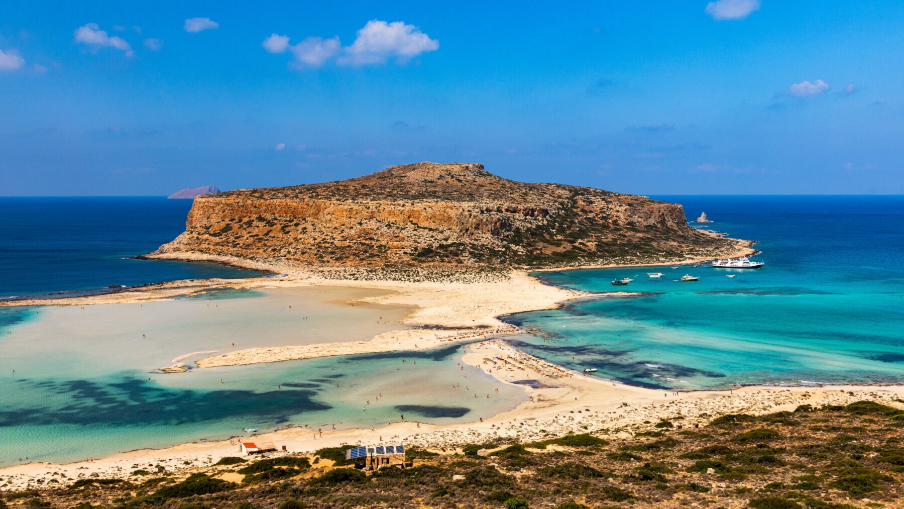 Panorama einer Lagune mit mediterraner Vegetation mit Badegästen auf den Sandbänken Panorama einer Lagune mit mediterraner Vegetation mit Badegästen auf den Sandbänken