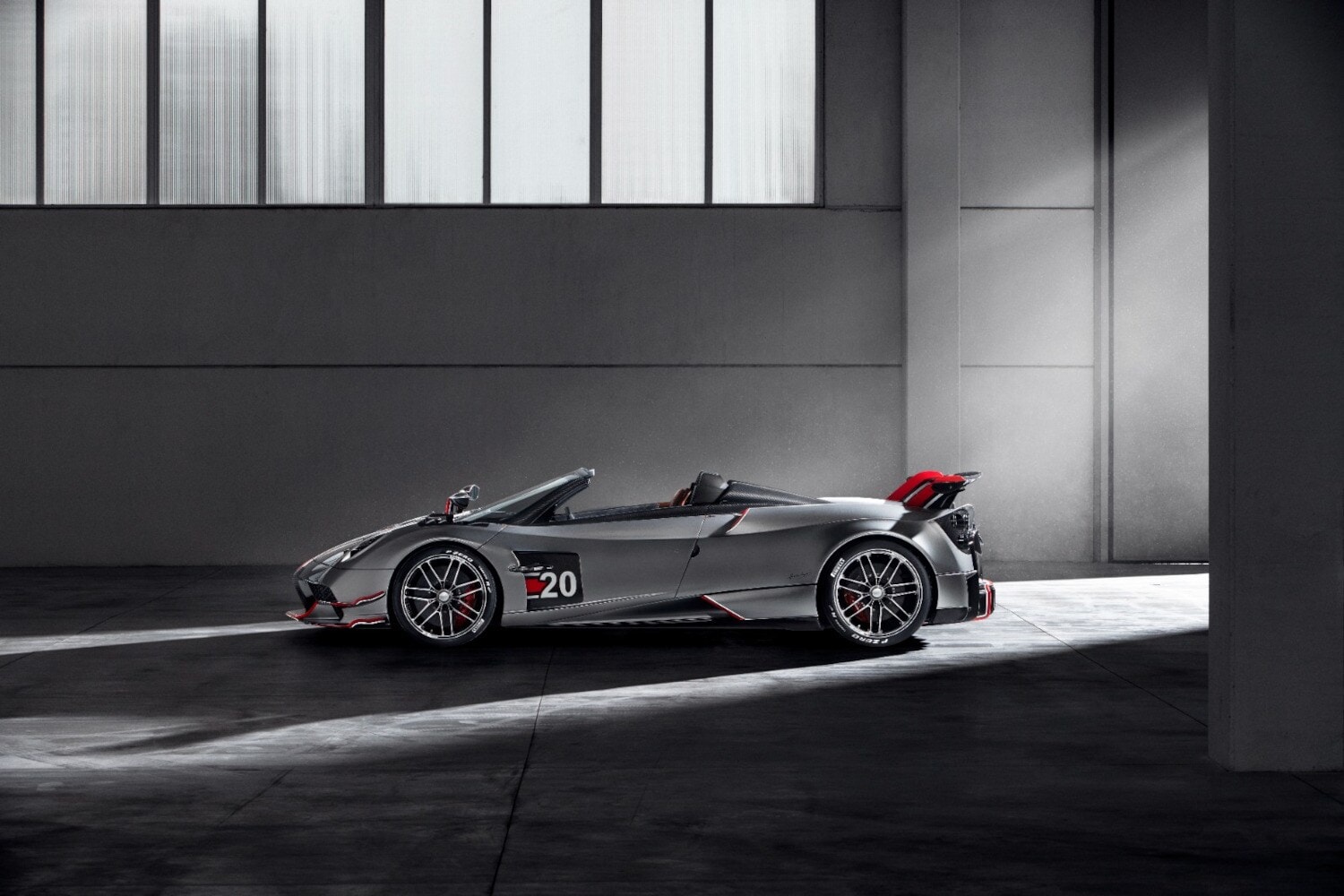 Der Pagani-Sportwagen Huayra Roadster BC steht in einer Halle Der Pagani-Sportwagen Huayra Roadster BC steht in einer Halle