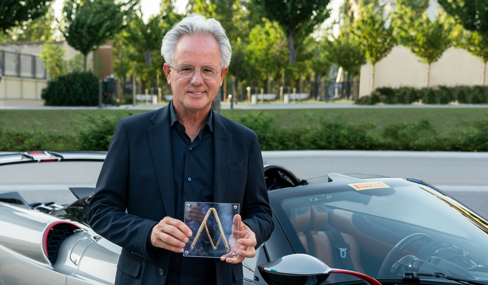 Horacio Pagani mit dem Designpreis Compasso d’Oro vor einem Huayra Roadster BC.