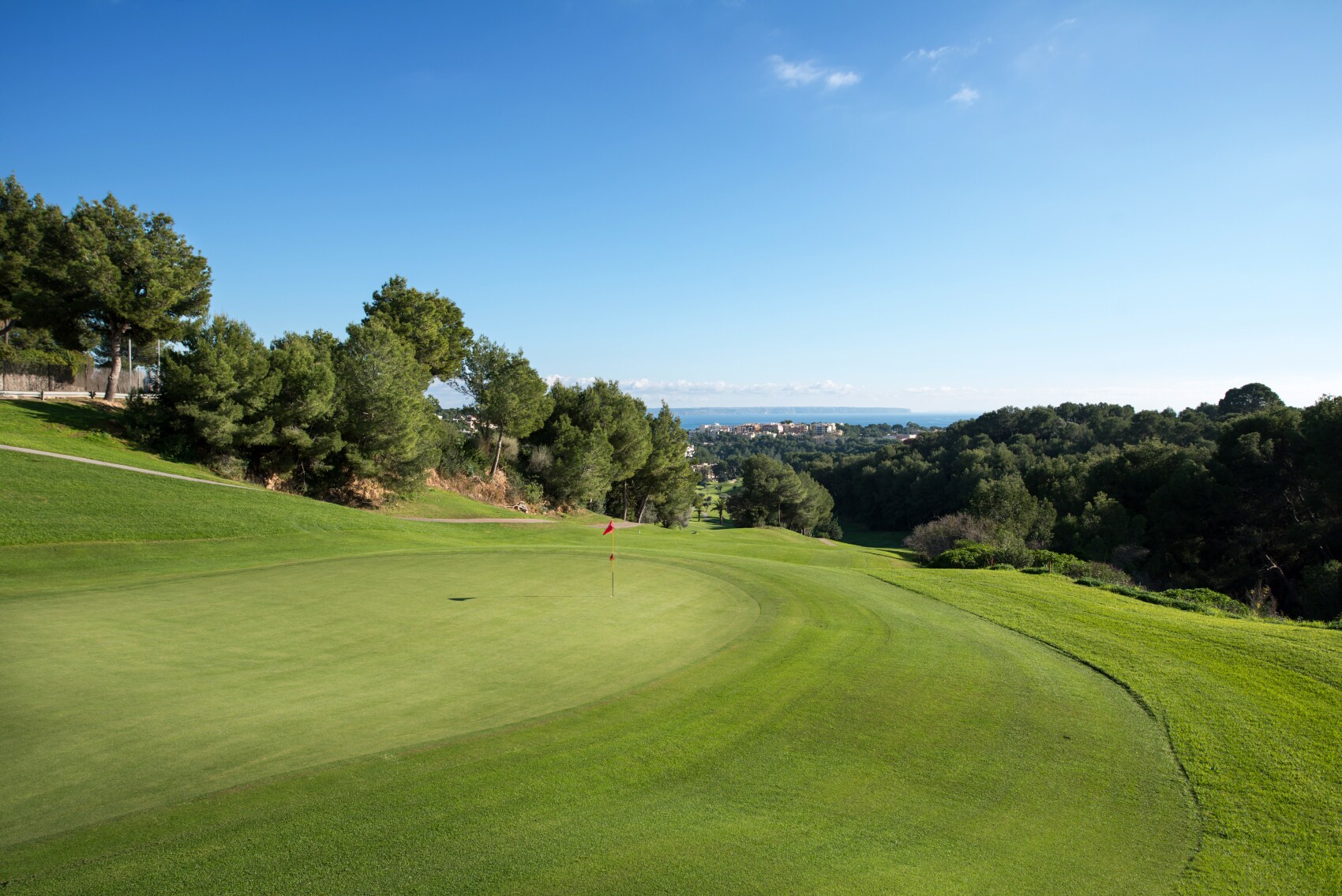 Ausblick vom Golfklub Bendinat auf ein Green und das Mittelmeer