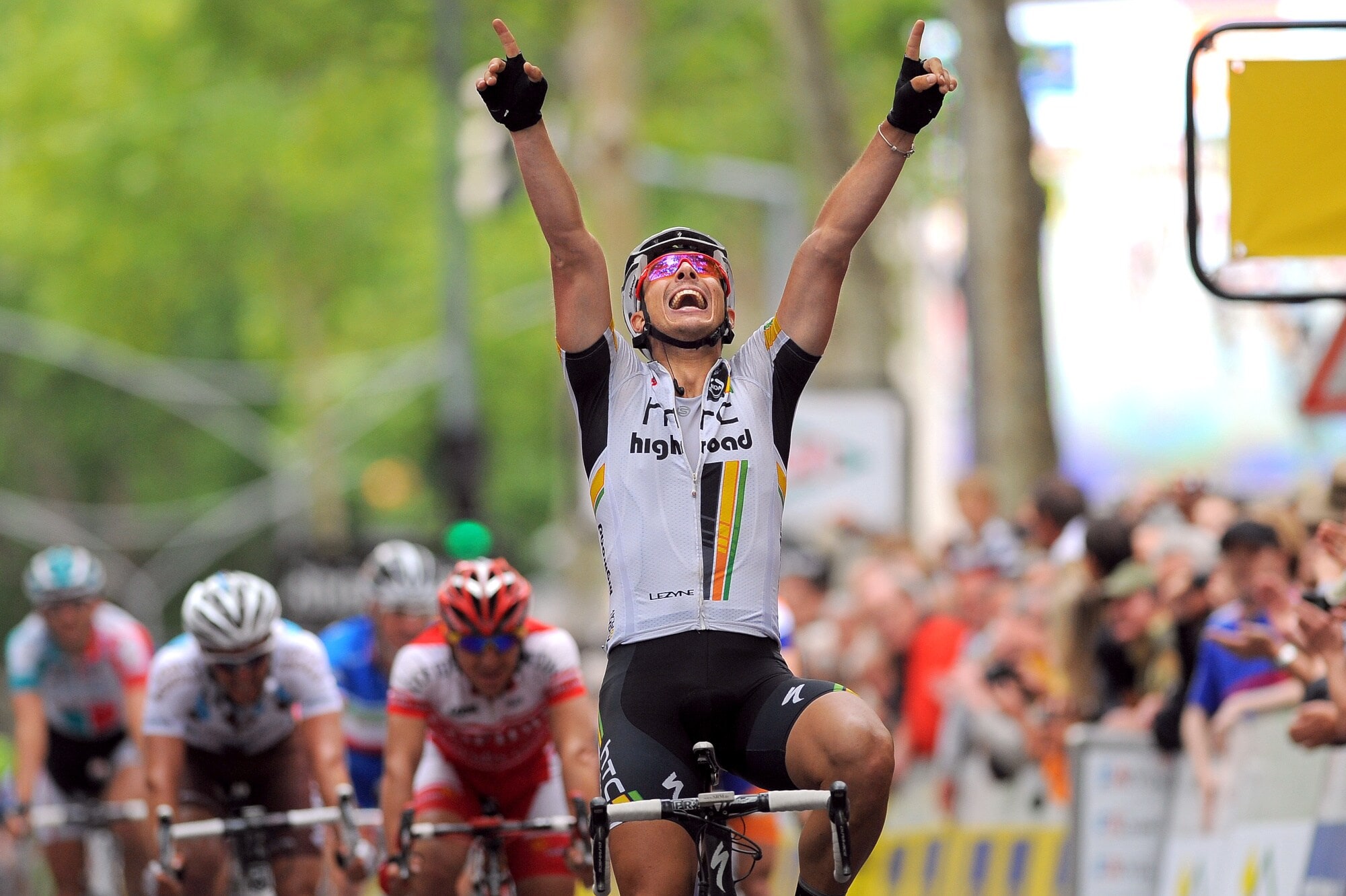 John Degenkolb bei einem Rennen, wie er die Arme in die Luft reißt und jubelt John Degenkolb bei einem Rennen, wie er die Arme in die Luft reißt und jubelt