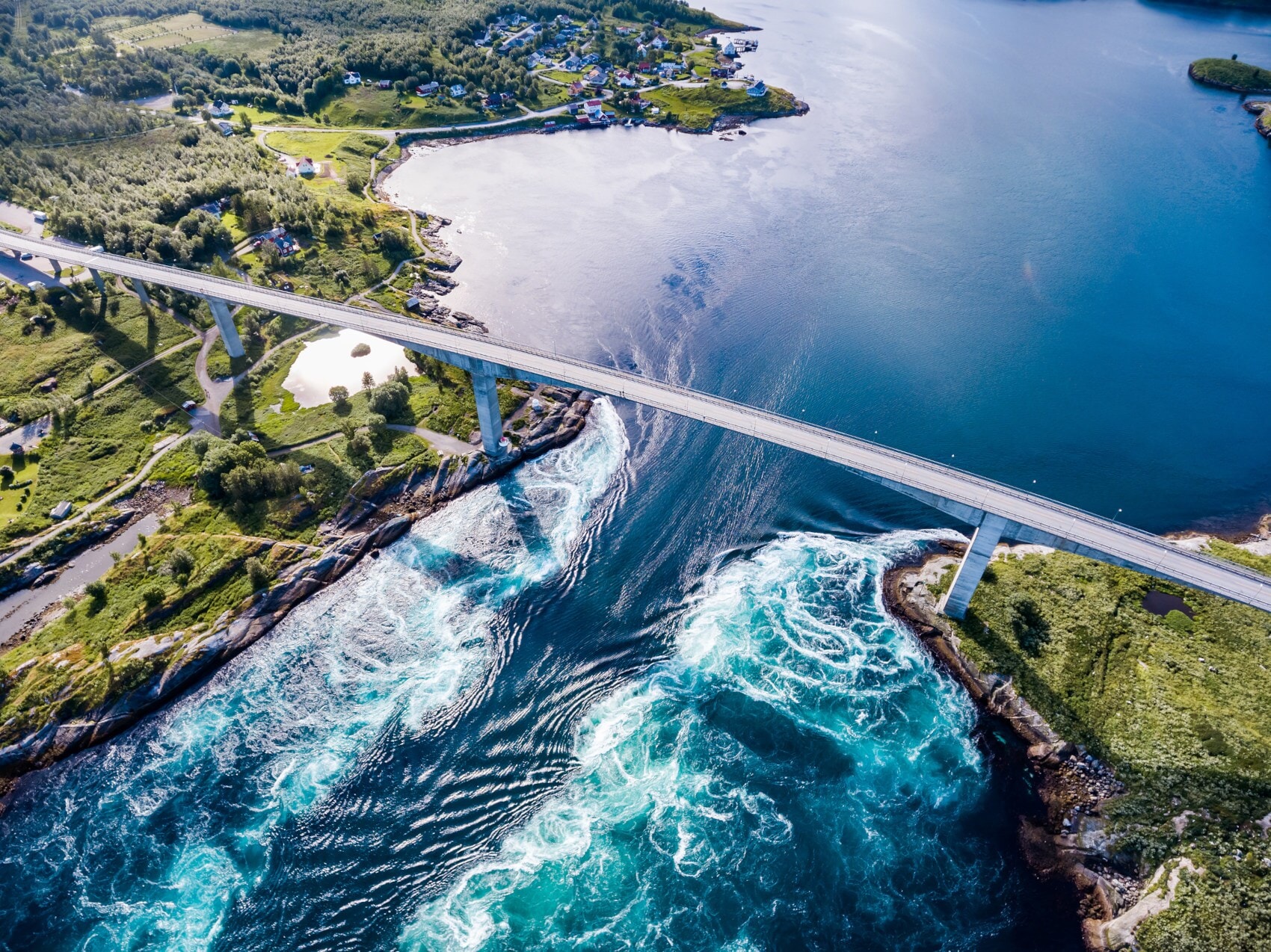 Luftaufnahme der Verwirbelungen des Gezeitenstroms Saltstraumen in Norwegen Luftaufnahme der Verwirbelungen des Gezeitenstroms Saltstraumen in Norwegen