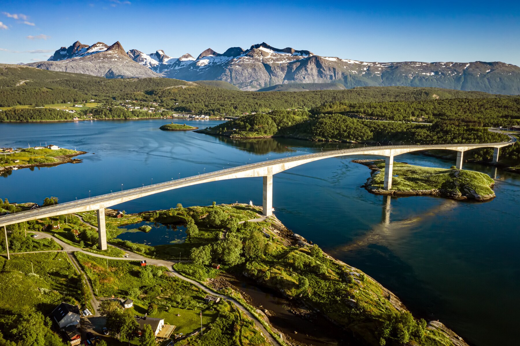 Blick über den Saltstraumen mit einer Bergkette im Hintergrund Blick über den Saltstraumen mit einer Bergkette im Hintergrund