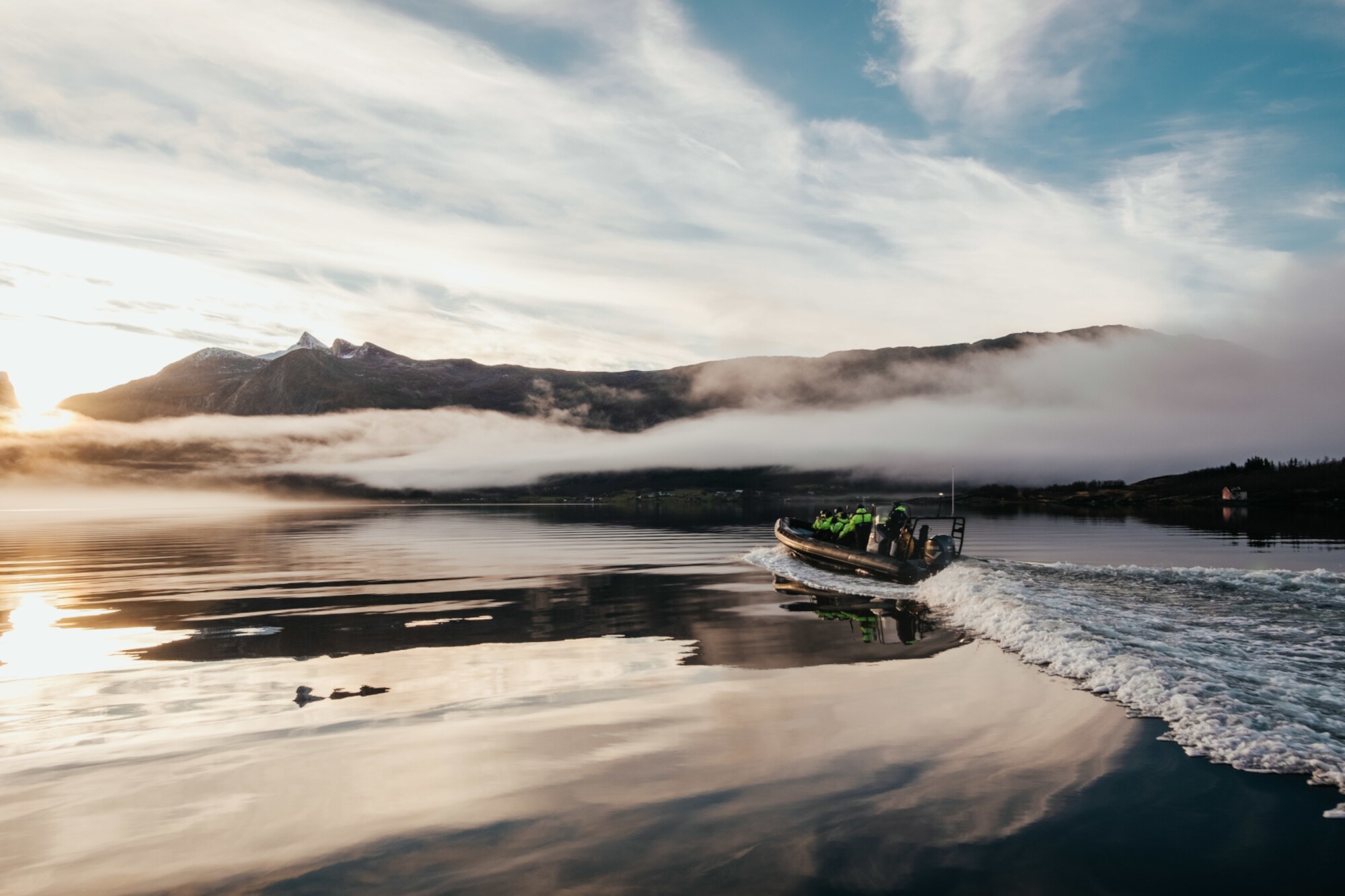 Ein kleines, motorisiertes Boot fährt über den Saltstraumen Ein kleines, motorisiertes Boot fährt über den Saltstraumen